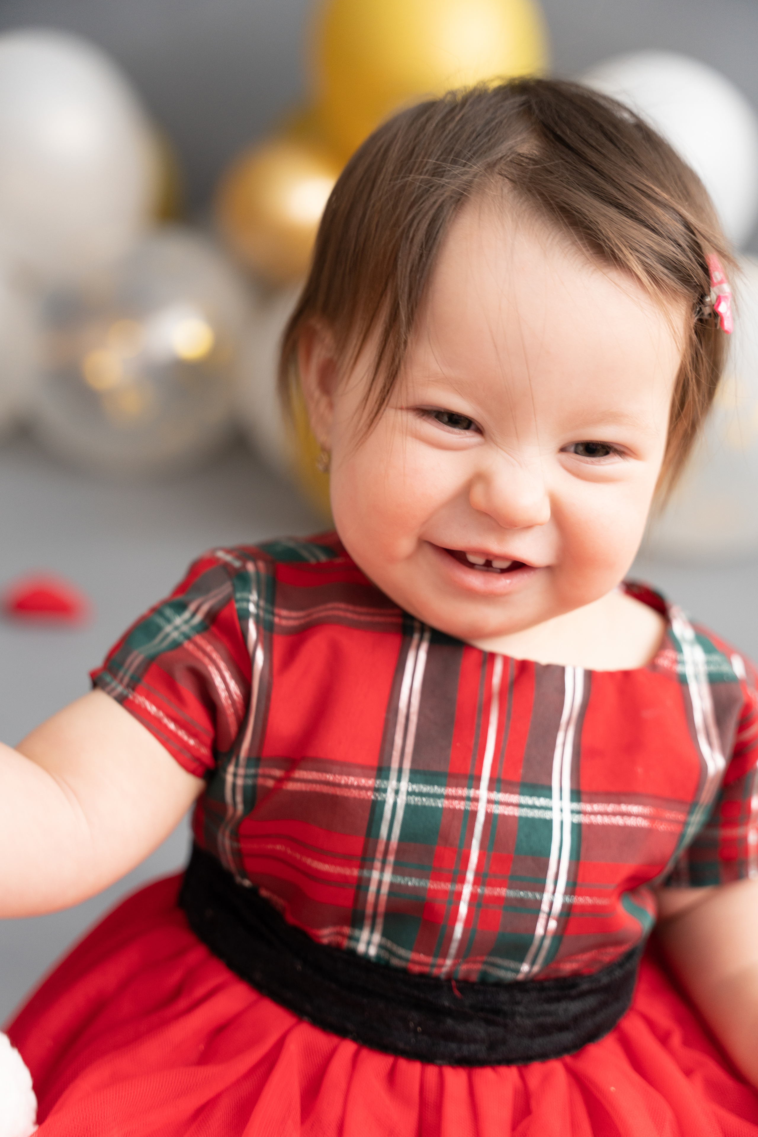 lächelnde Prinzessin in einem karierten Kleid