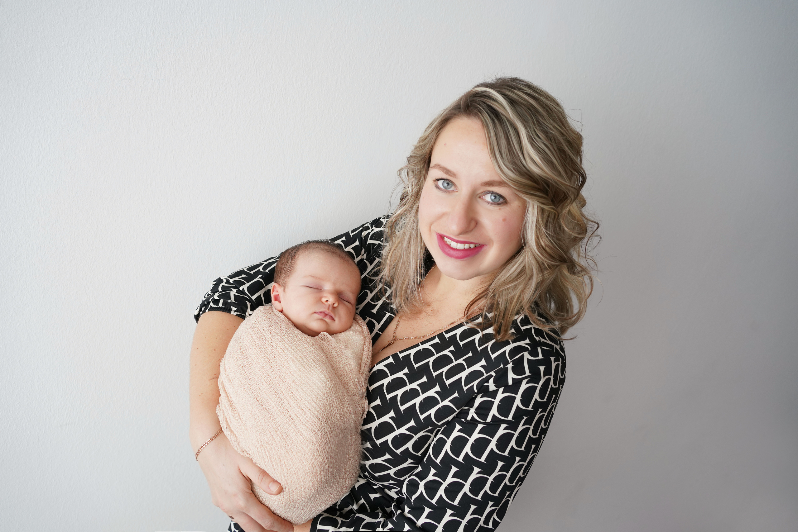 Newborn mit einem neugeborenen Mädchen in Dilling. Neugeborenenfotografin und Retoucher in Augsburg Nastassia Schneider