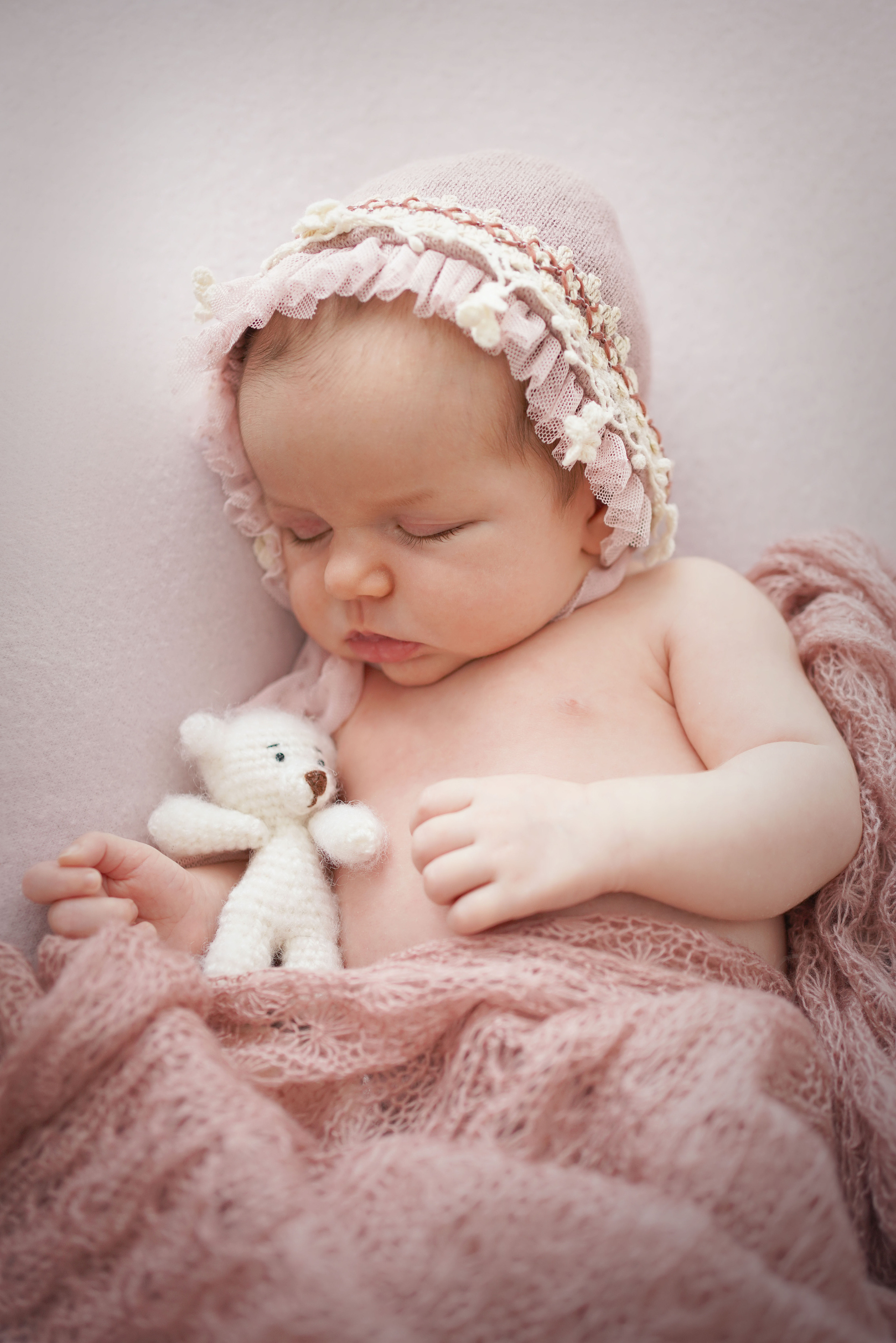 Newborn mit einem neugeborenen Mädchen in Dilling. Neugeborenenfotografin und Retoucher in Augsburg Nastassia Schneider