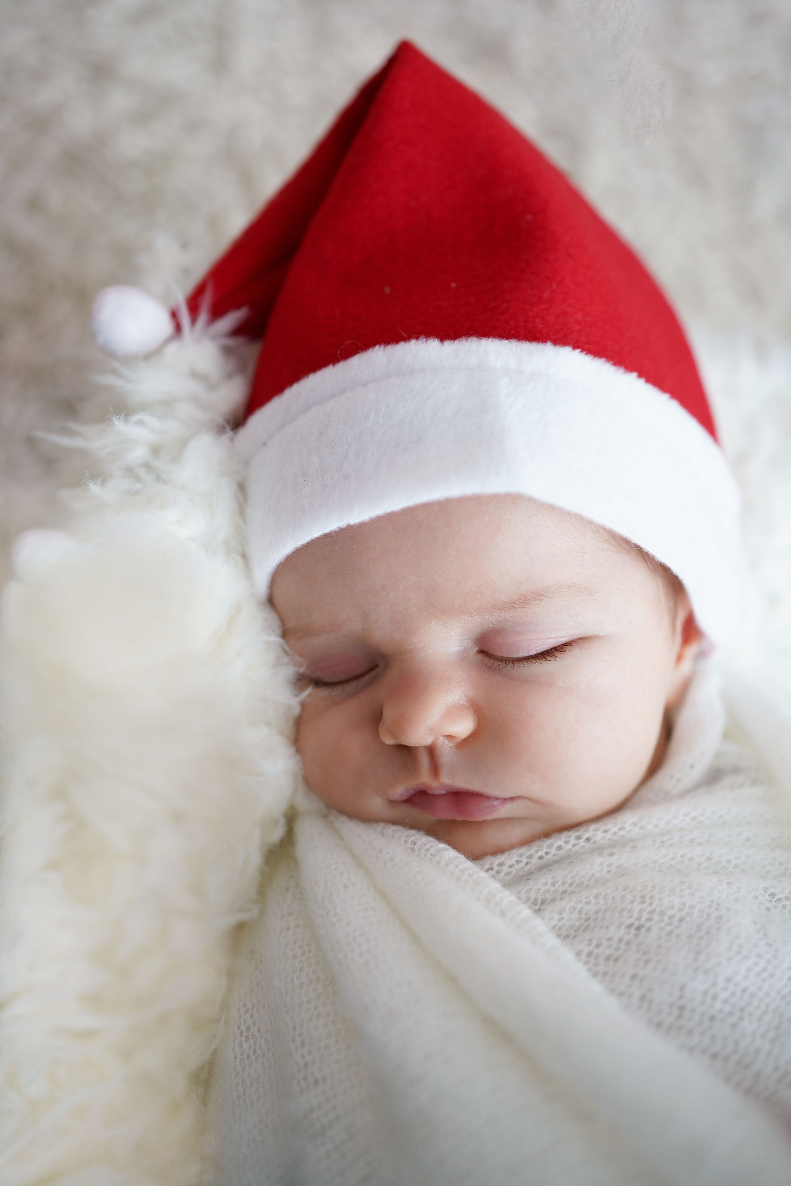 Newborn mit einem neugeborenen Mädchen in Dilling. Neugeborenenfotografin und Retoucher in Augsburg Nastassia Schneider