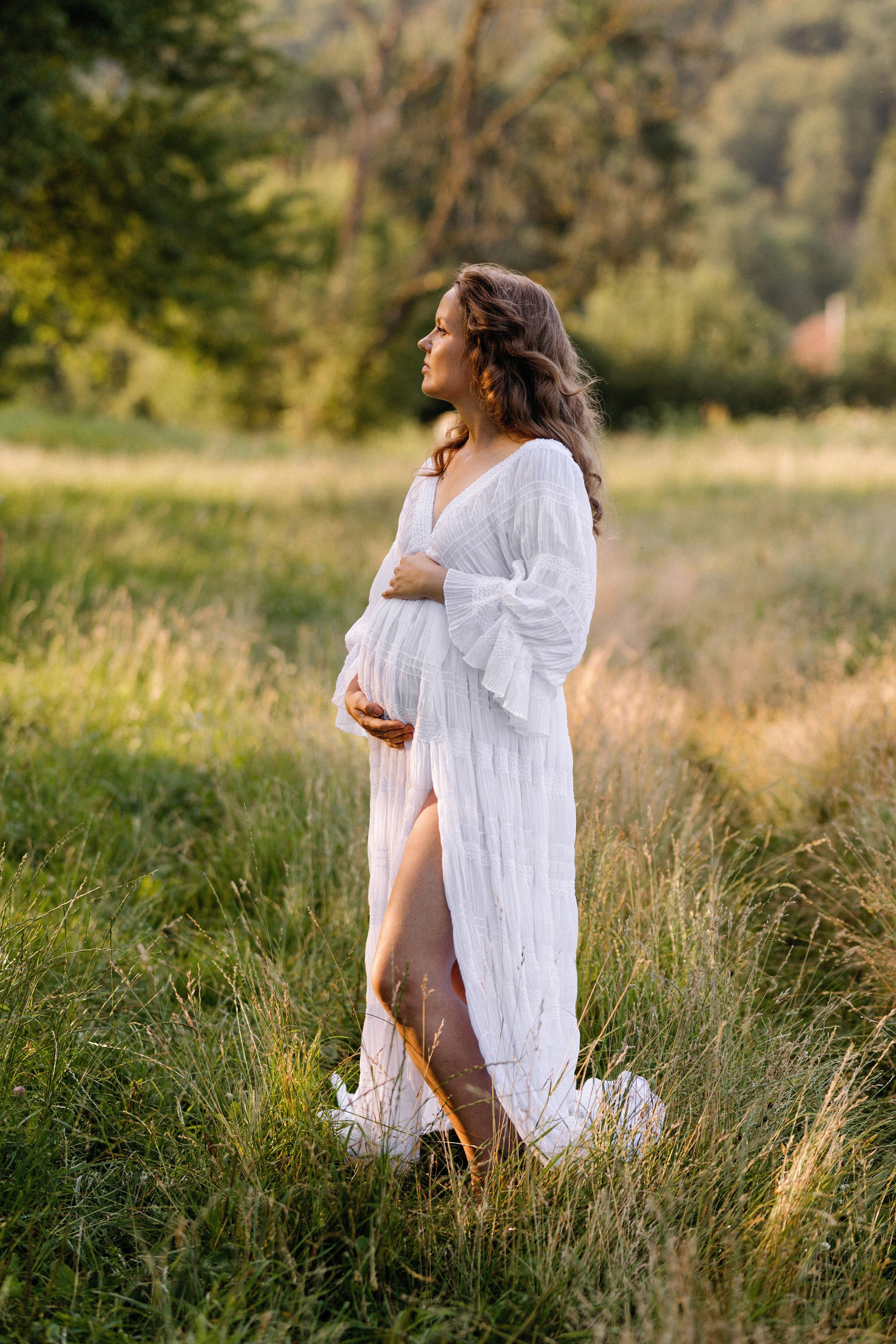 VIKTORIJA IR LINAS | LAUKIMO FOTOSESIJA PIEVOJE. Vestuvių ir nėščiųjų fotografė Raminta Razmaitė