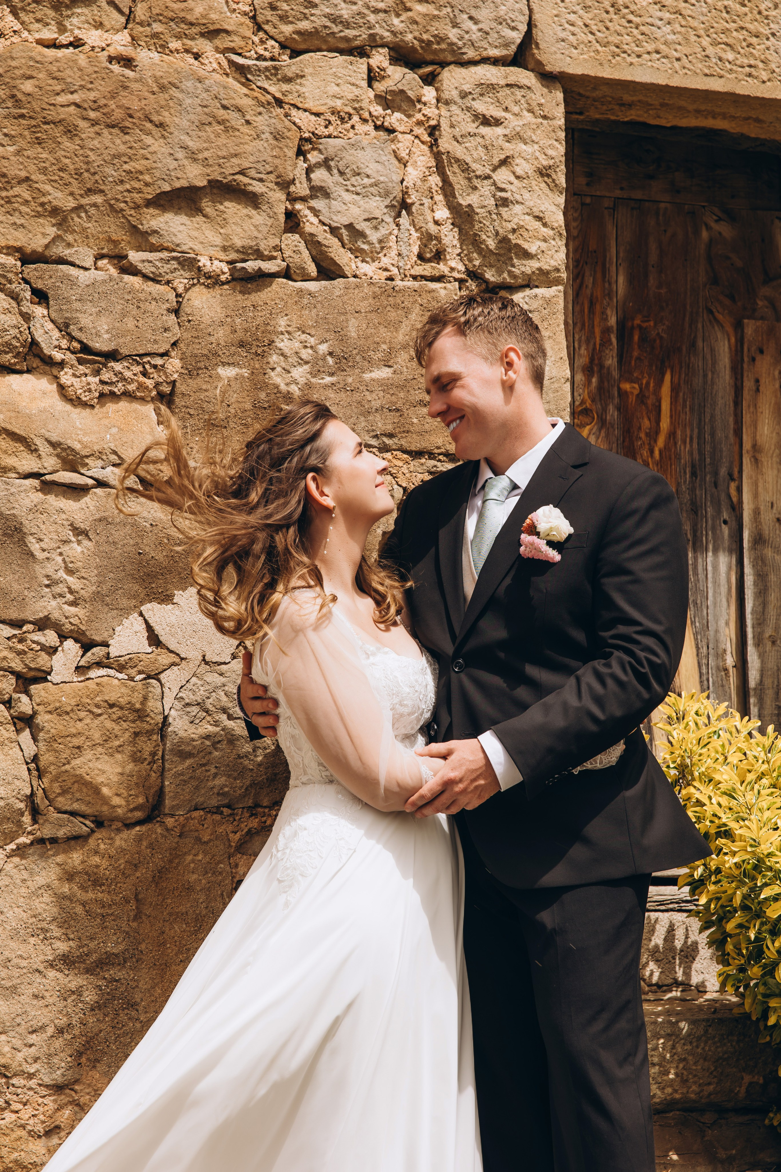 Bride and groom in Rome piazza – wedding videographer Italy.
