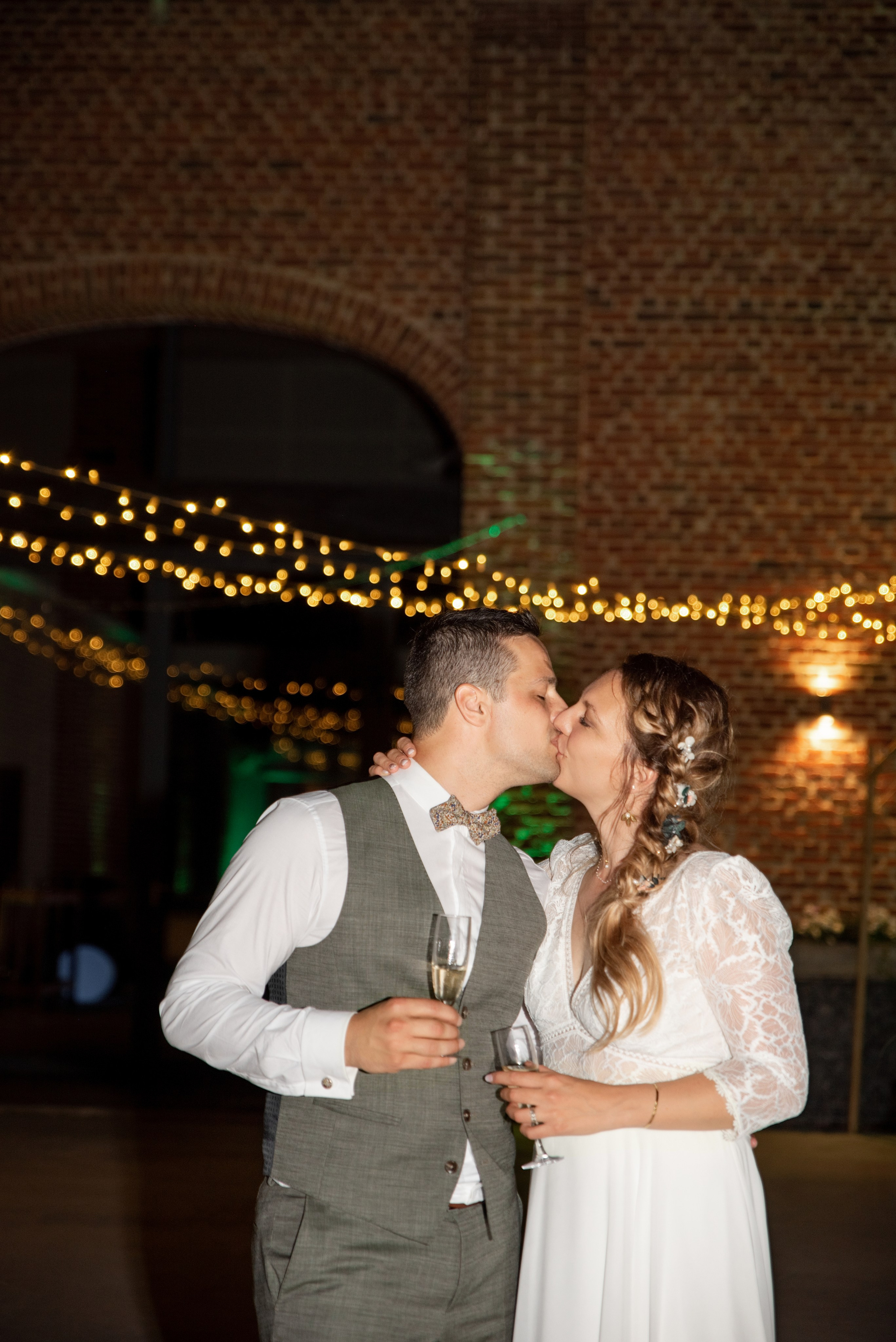 Photographe immortalise table décorée de fleurs fraîches dans réception à ParisPhotographe luxe France capture émotion des vœux échangés à Lille