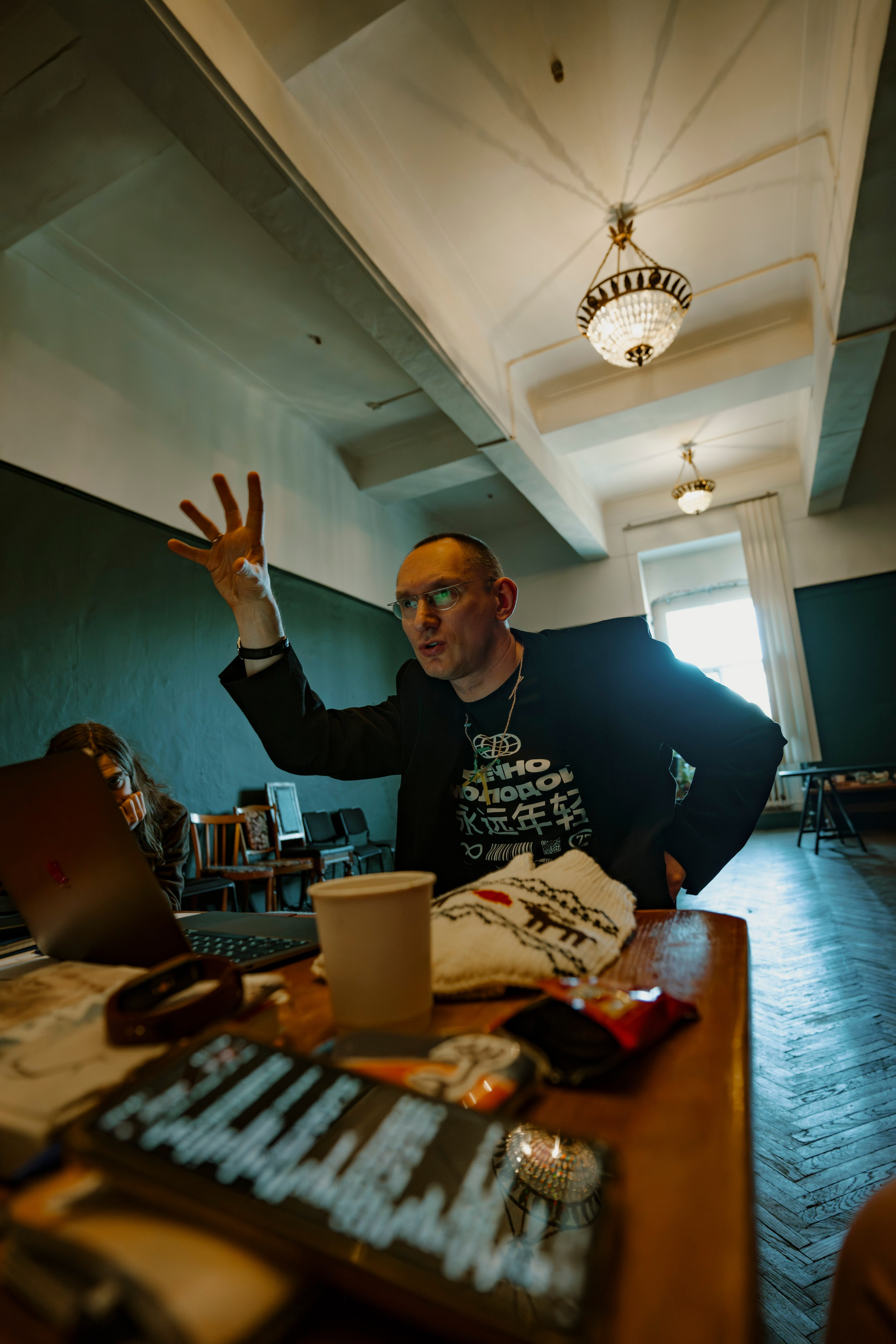 2024. Стрит-фотография, полная абсурда, идиотизма и красоты