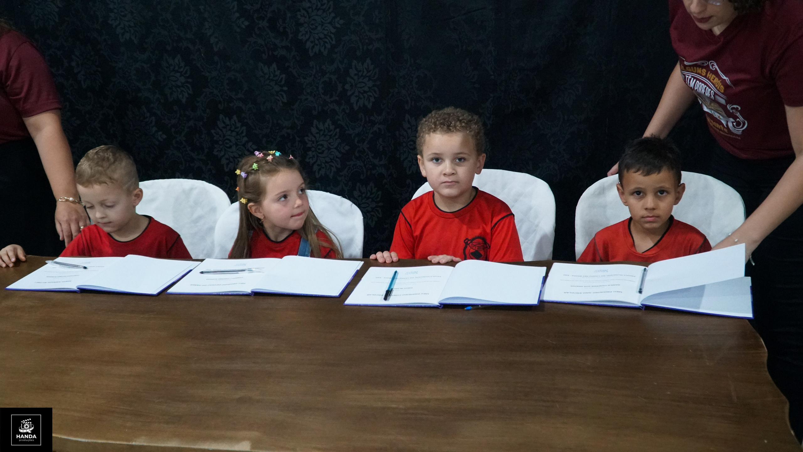 Noite autógrafos colégio Aurélio Buarque de Holanda. Handa Produções