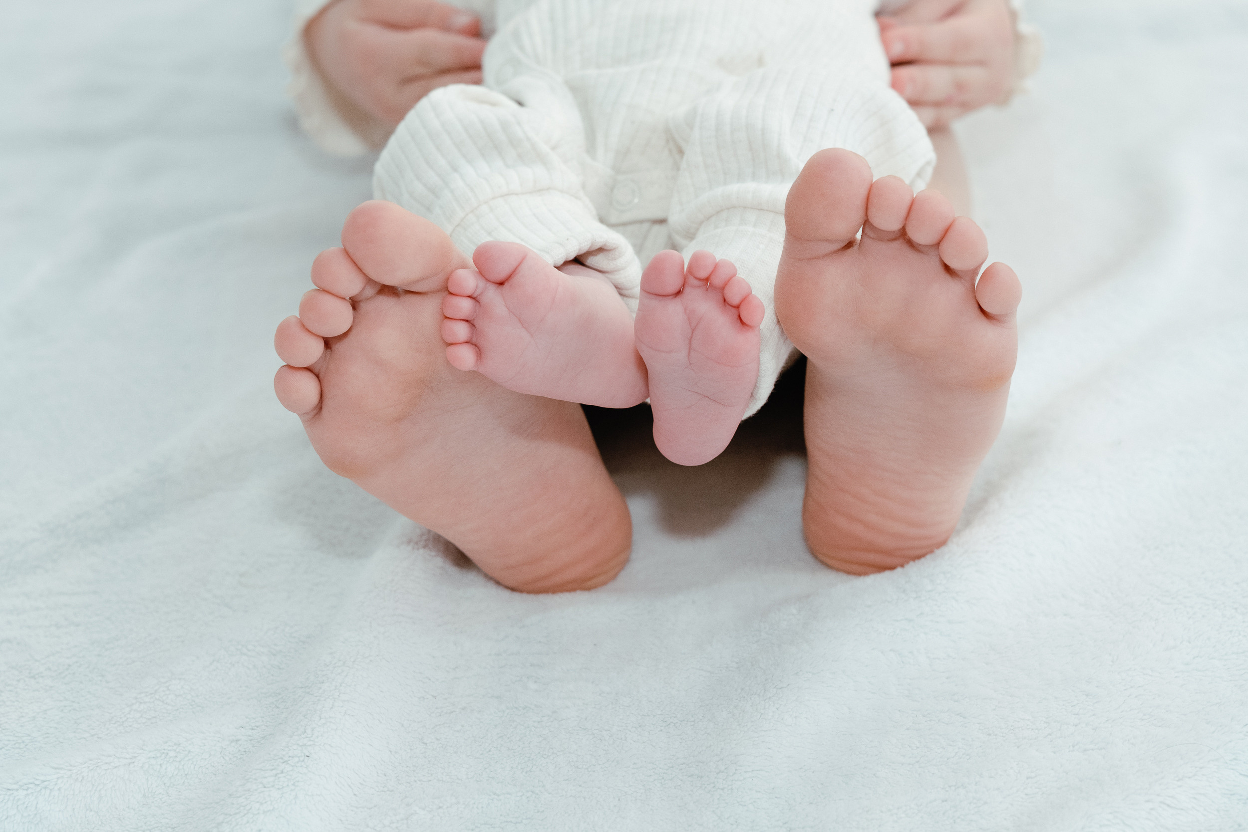 Kleiner Mann und seine Schwestern. Newborn Baby Fotografie Flensburg Babyfotoshooting