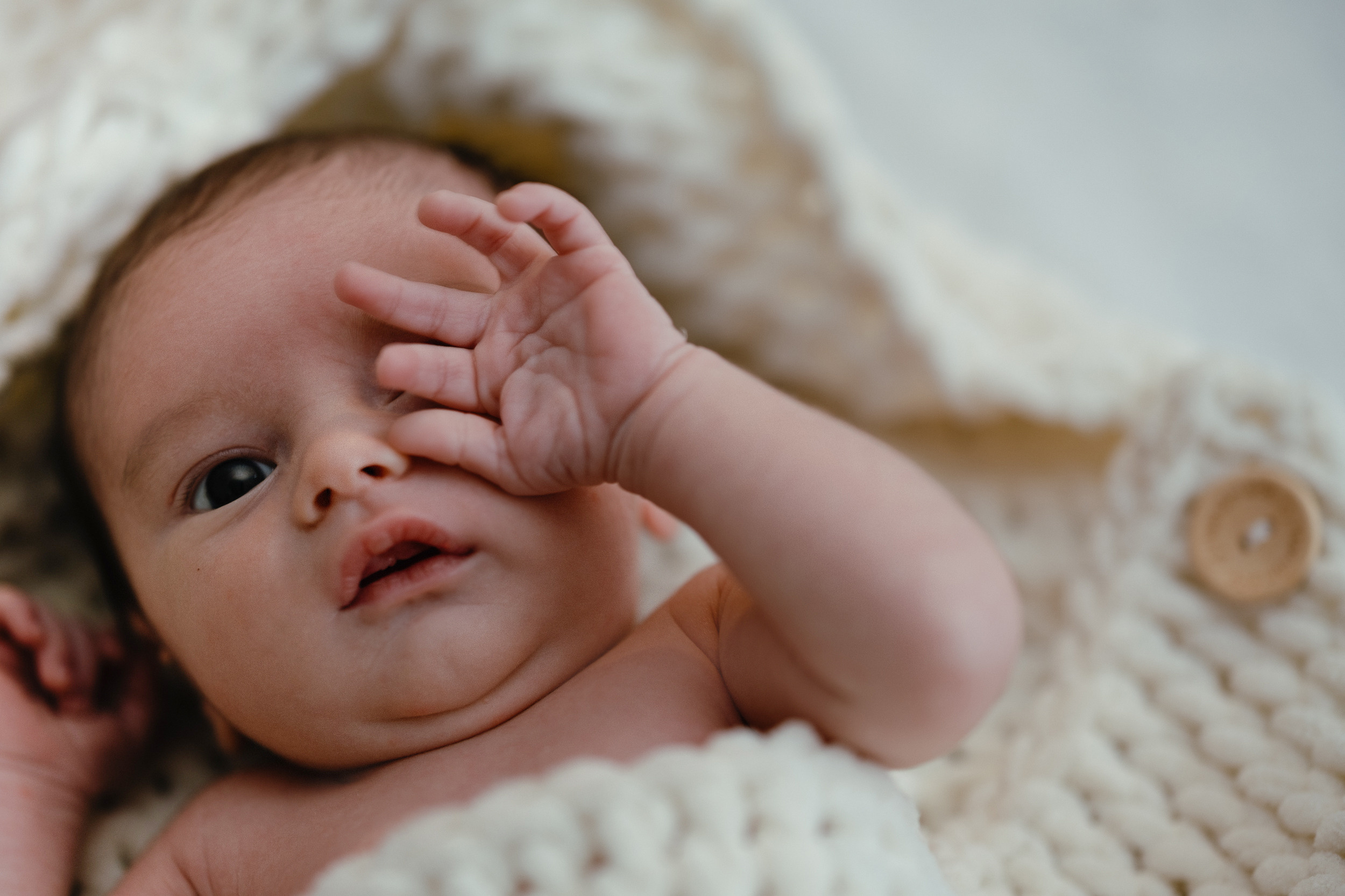 Kleiner Mann und seine Schwestern. Newborn Baby Fotografie Flensburg Babyfotoshooting