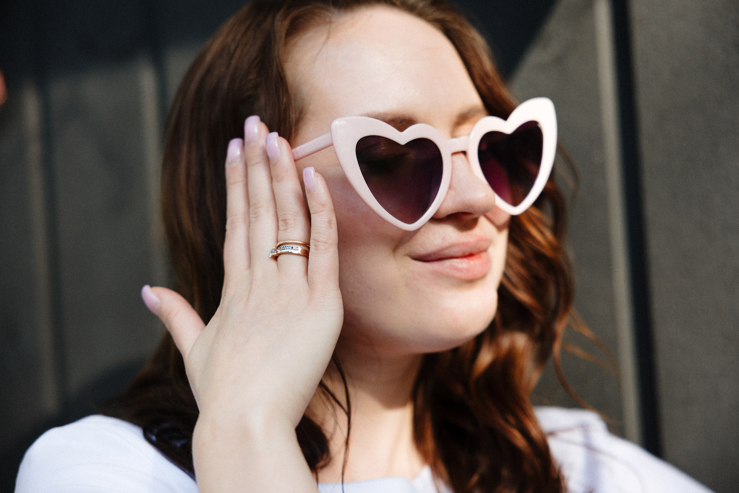 Яркая фотосессия девичника в Риге: розовые наряды и очки в форме сердца. Евгений Тимофеев | Свадебный и контент-фотограф и видеограф в Риге