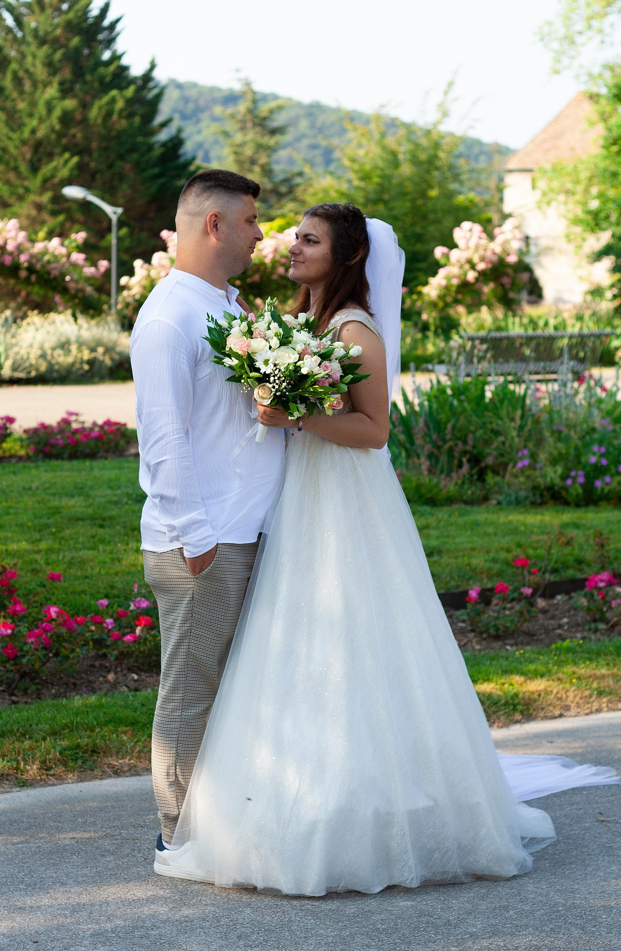 Promenade photo de mariage à Besançon: Julia et Denis. Photographe et graphiste Anastasiia LITVIN - Besançon, France