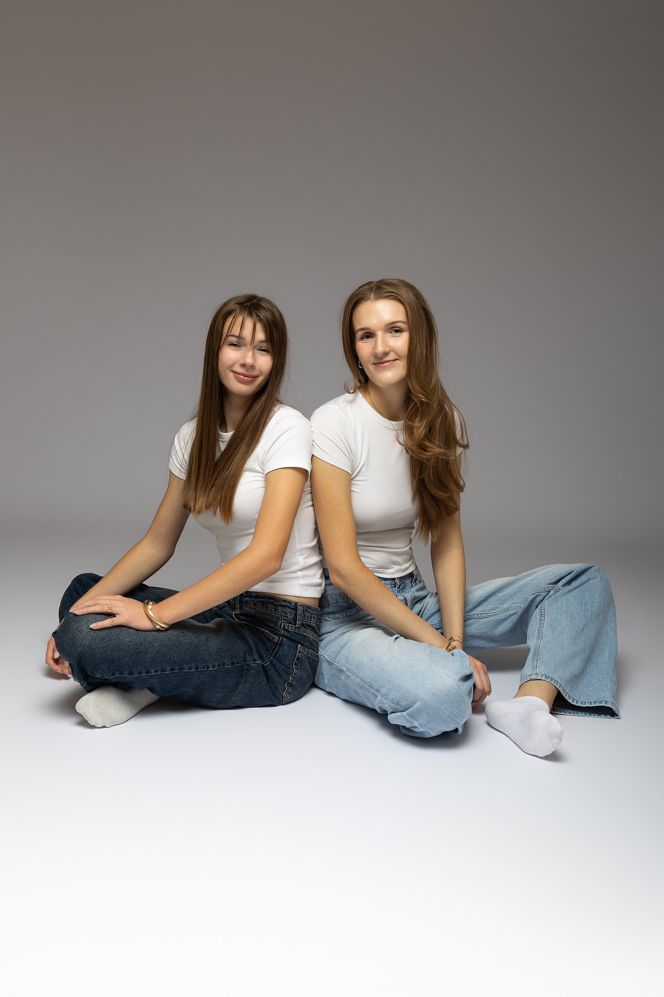  Zwei Schwestern lachen natürlich bei einem Studio-Fotoshooting