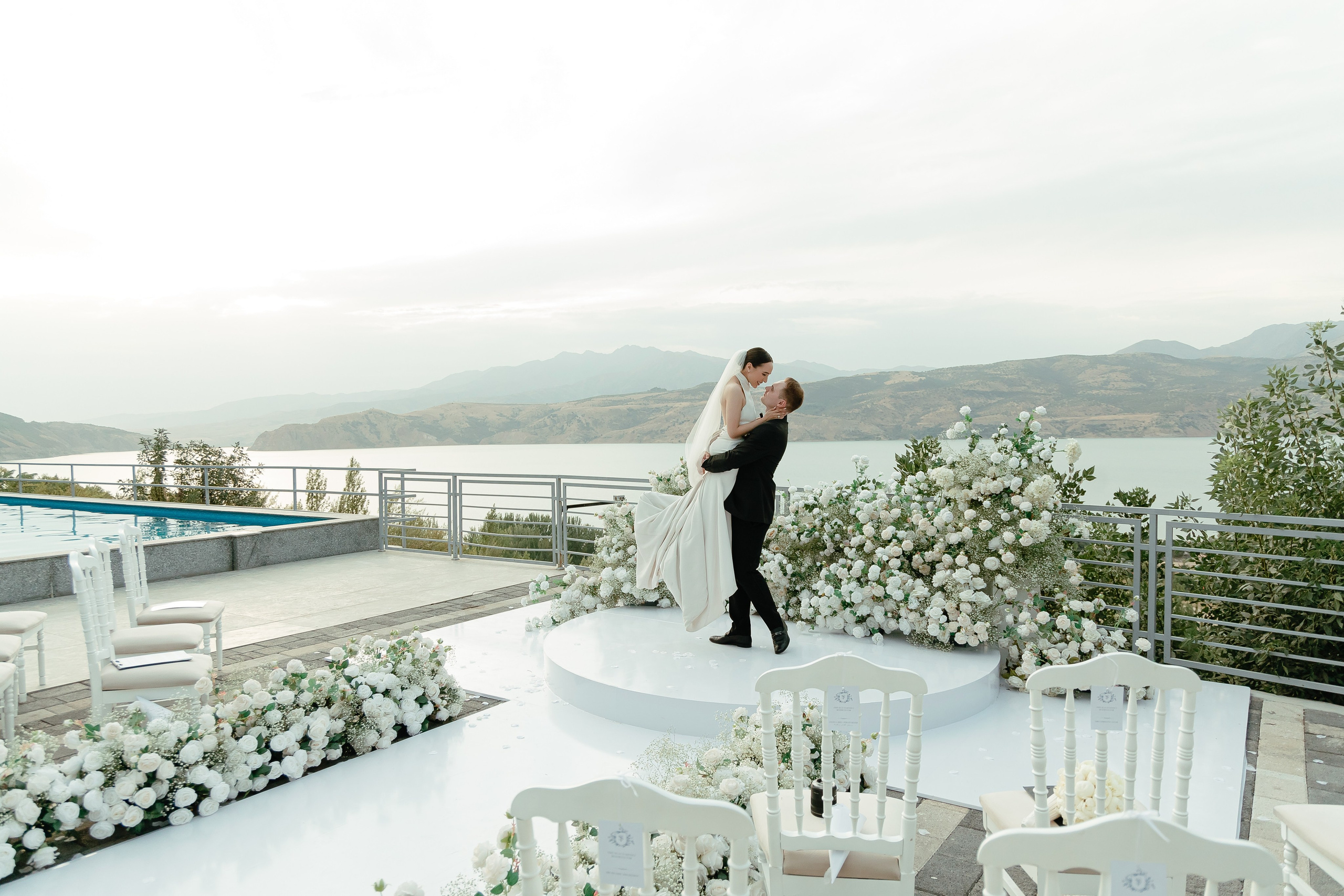 Thomas & Suyumbika. Главная