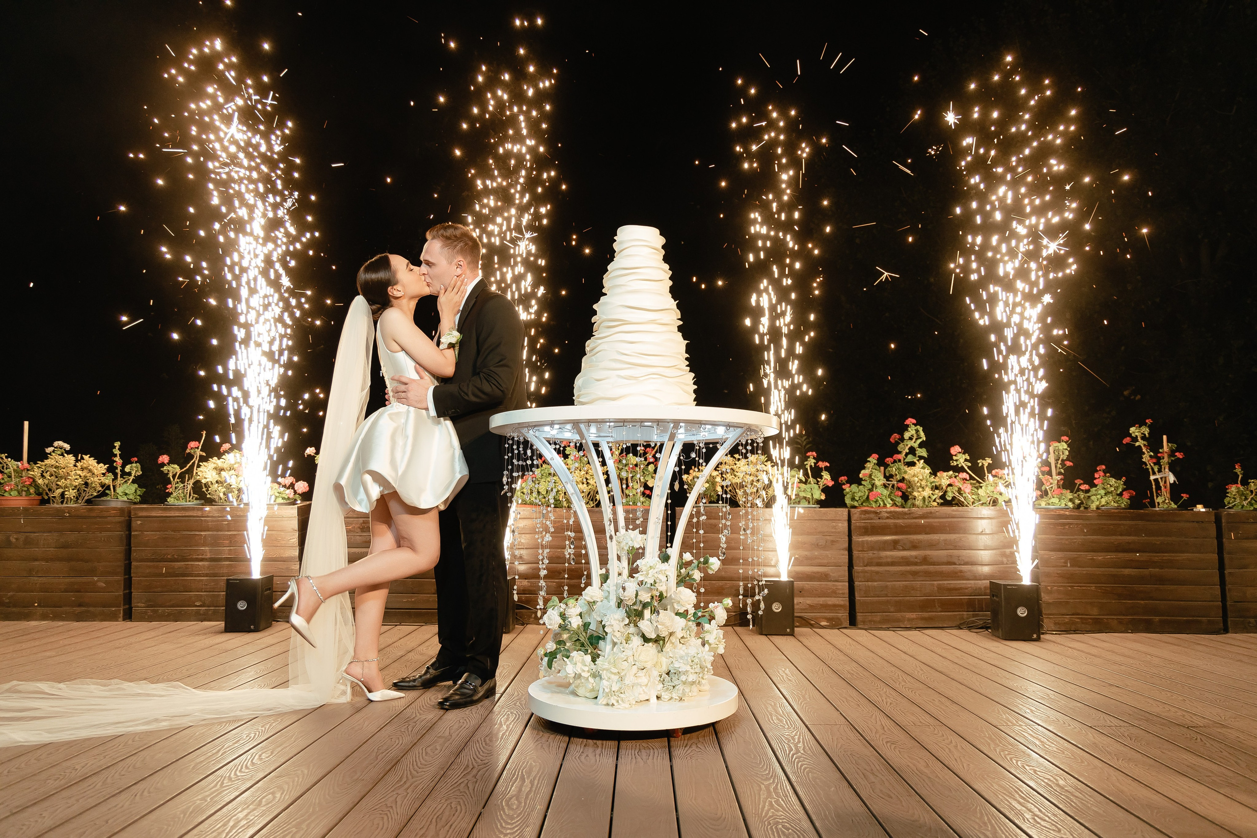 Thomas & Suyumbika. Главная