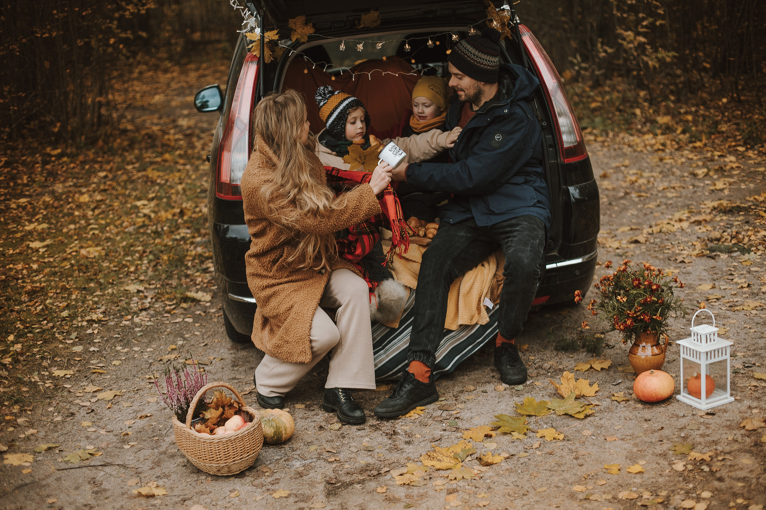 Rudens fotosesija ar mašīnu. Fotogrāfs Rīgā — Katerina Gordik