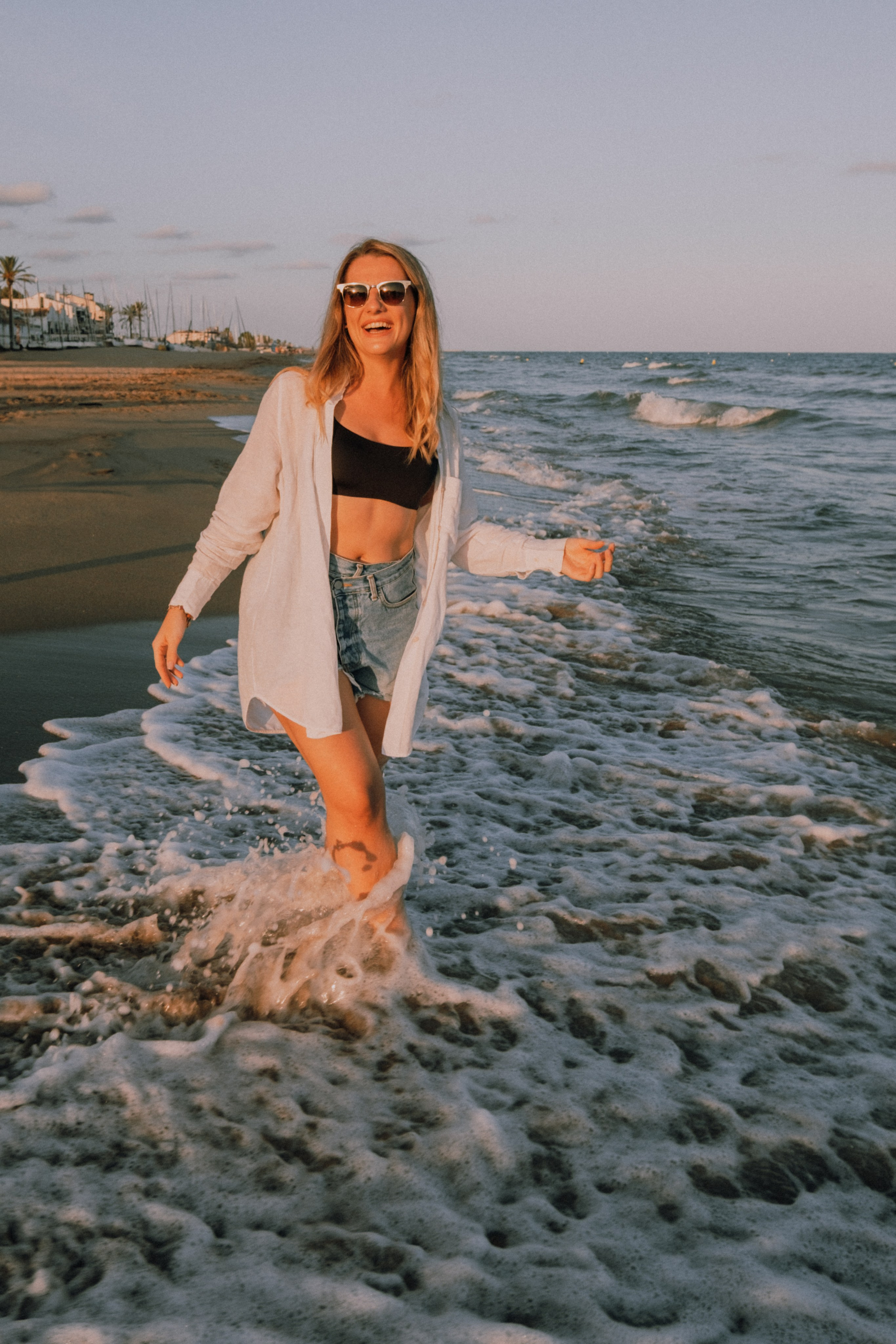 Sesión de amigas en la playa. Fotografía profesional en Calafell - Elena Medvedeva