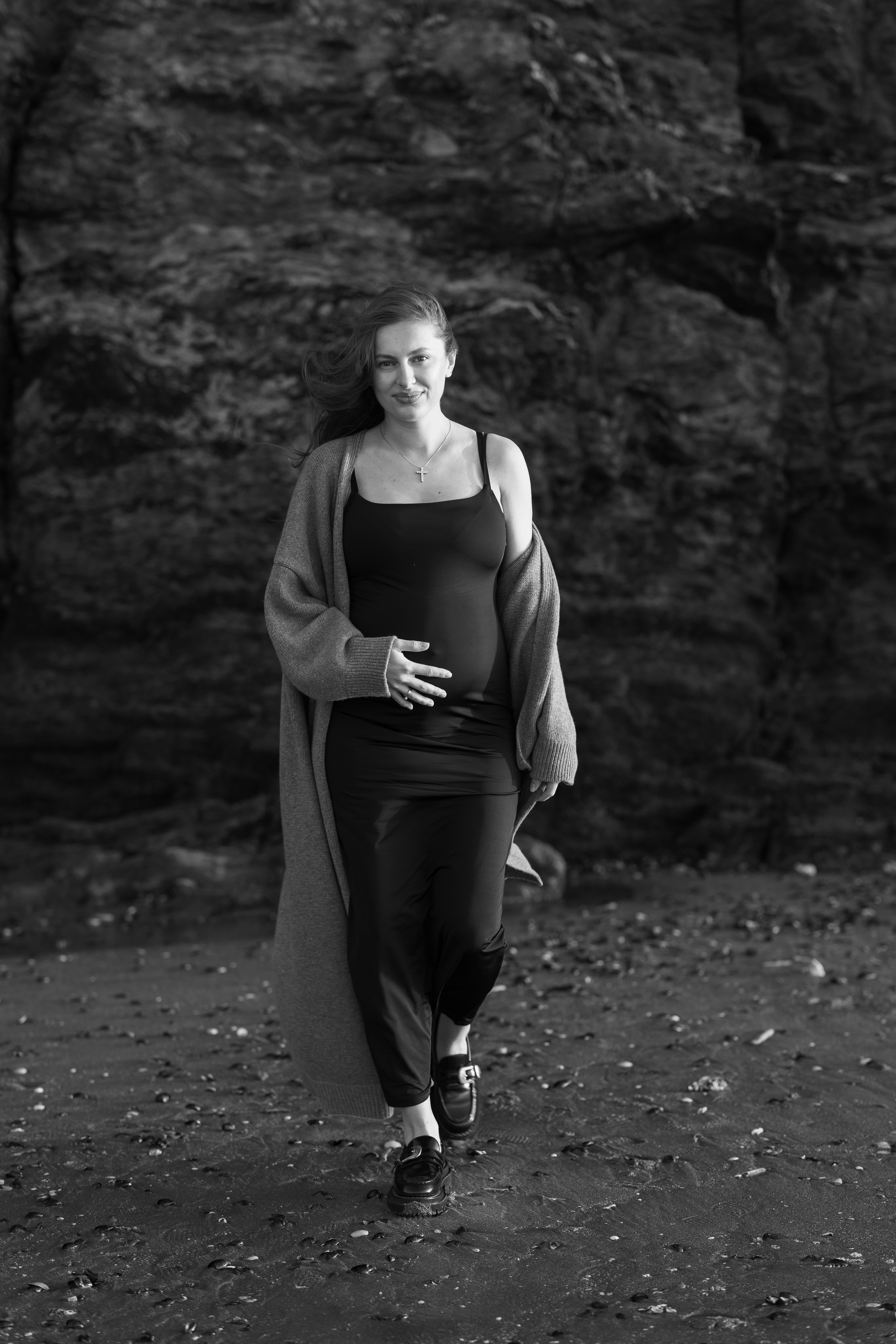 Sunset maternity photoshoot. Annah Louwagie — Lifestyle photographer for couples, families & brands | France & worldwide