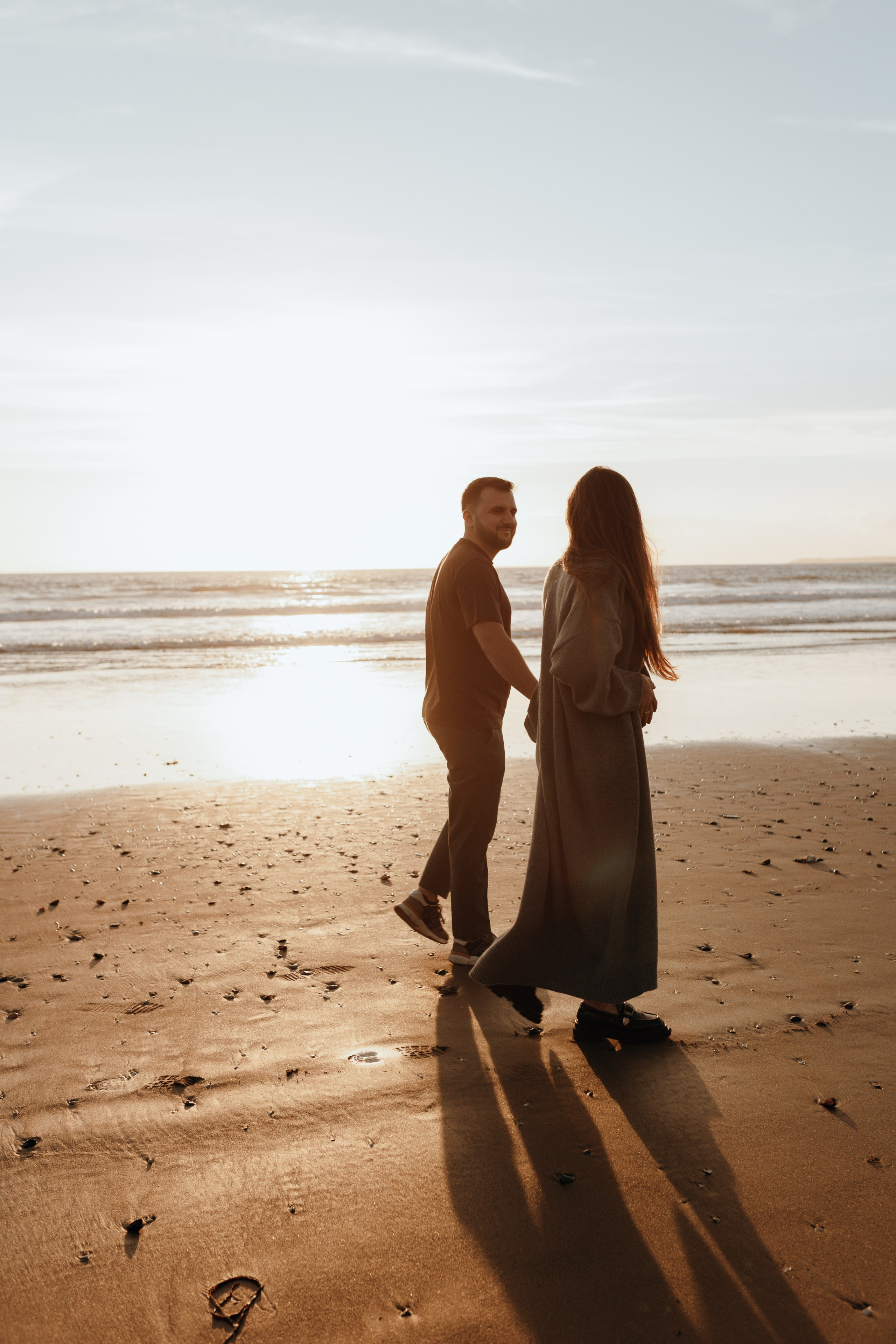 Sunset maternity photoshoot. Annah Louwagie — Lifestyle photographer for couples, families & brands | France & worldwide