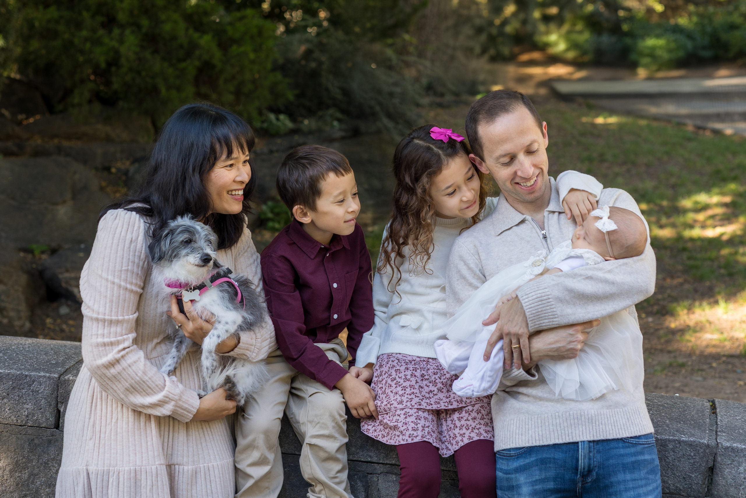 Family photoshoot in Carl Schurz Park. Family, lifestyle, and commercial photography in New York and New Jersey