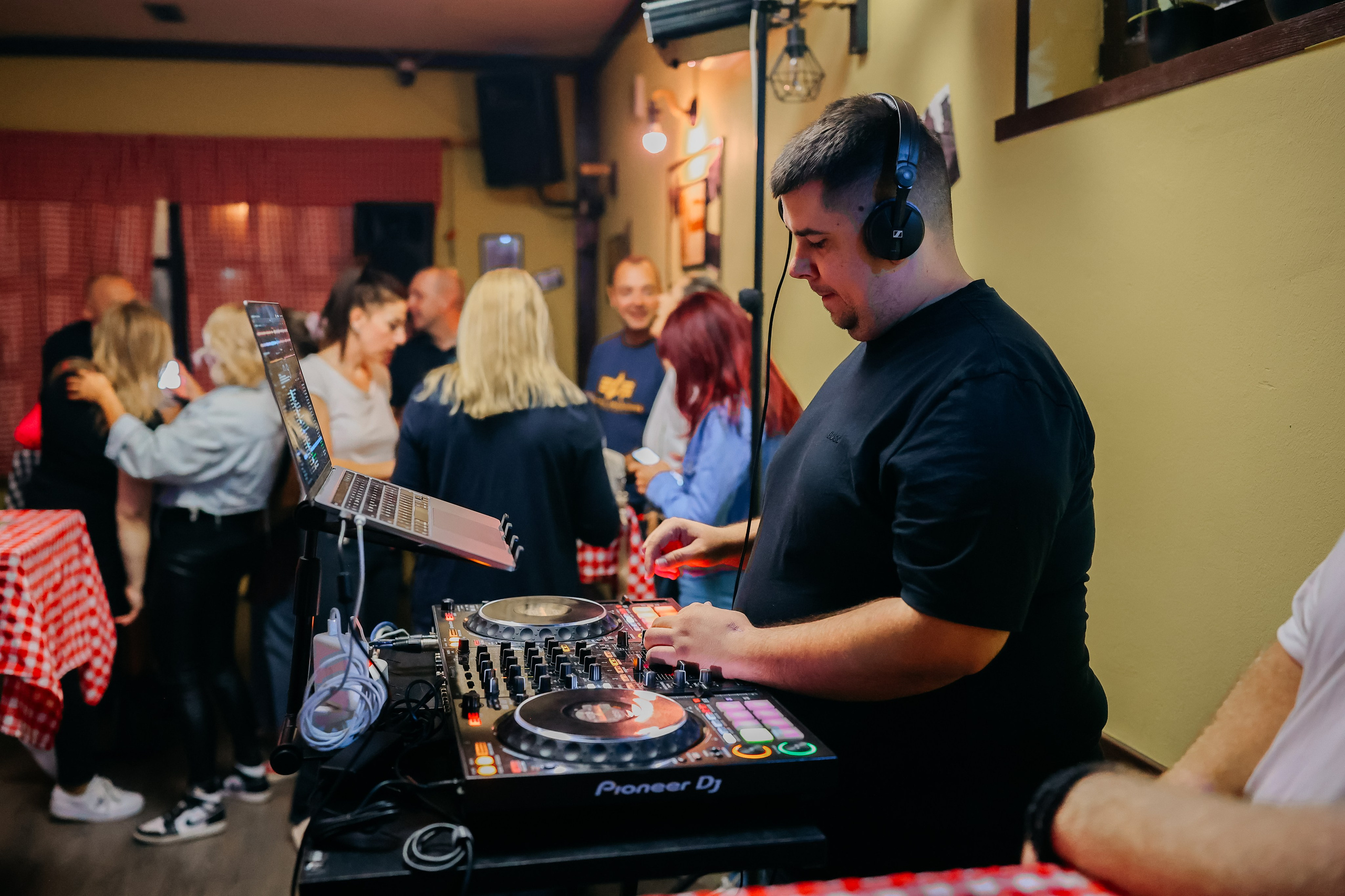 Zurke 90tih — Kafana Gradska Biblioteka. Foto Simic Jagodina