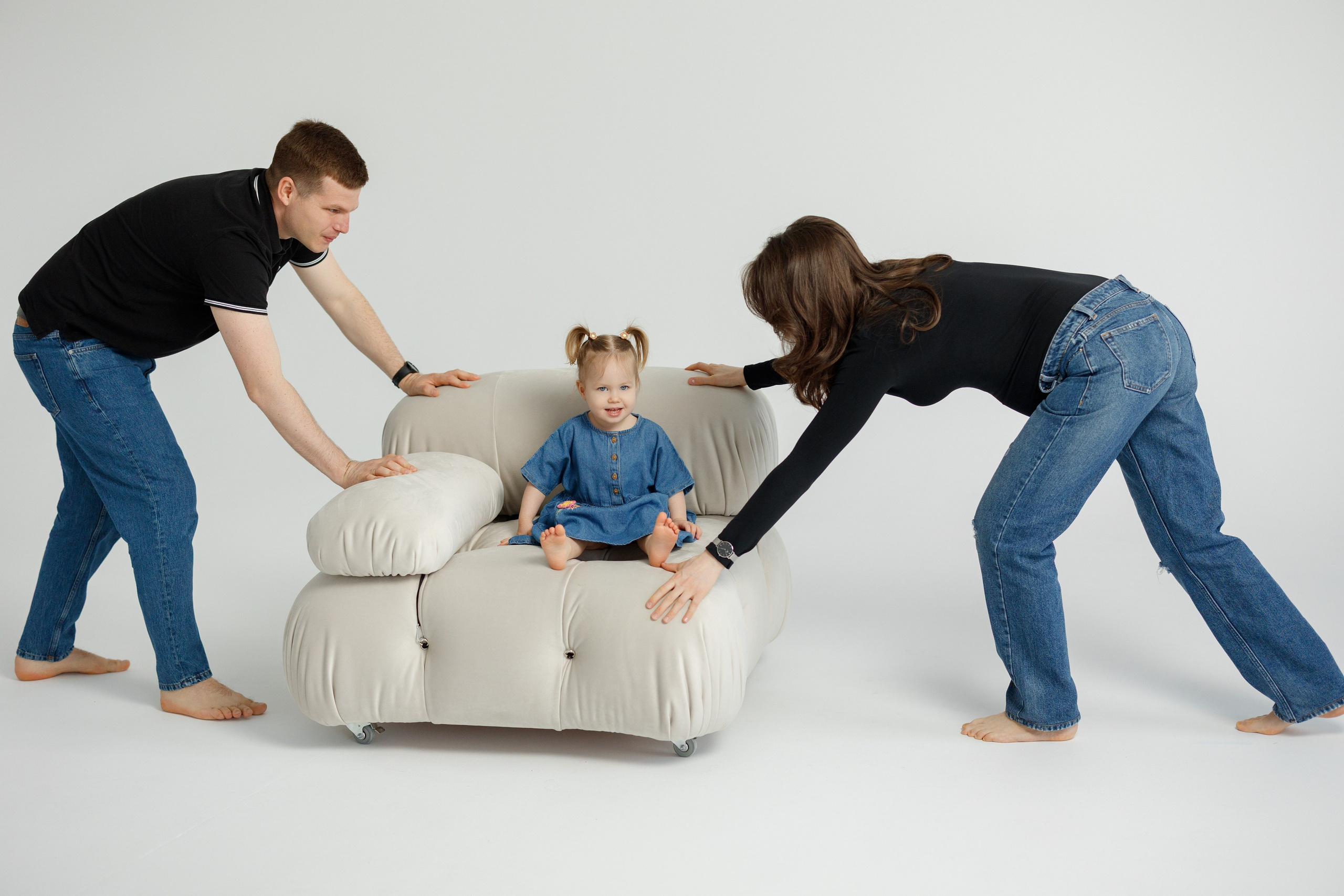 Ședință Foto de Familie — Stil Minimalist pe Fundal Alb. Scarlat Photography