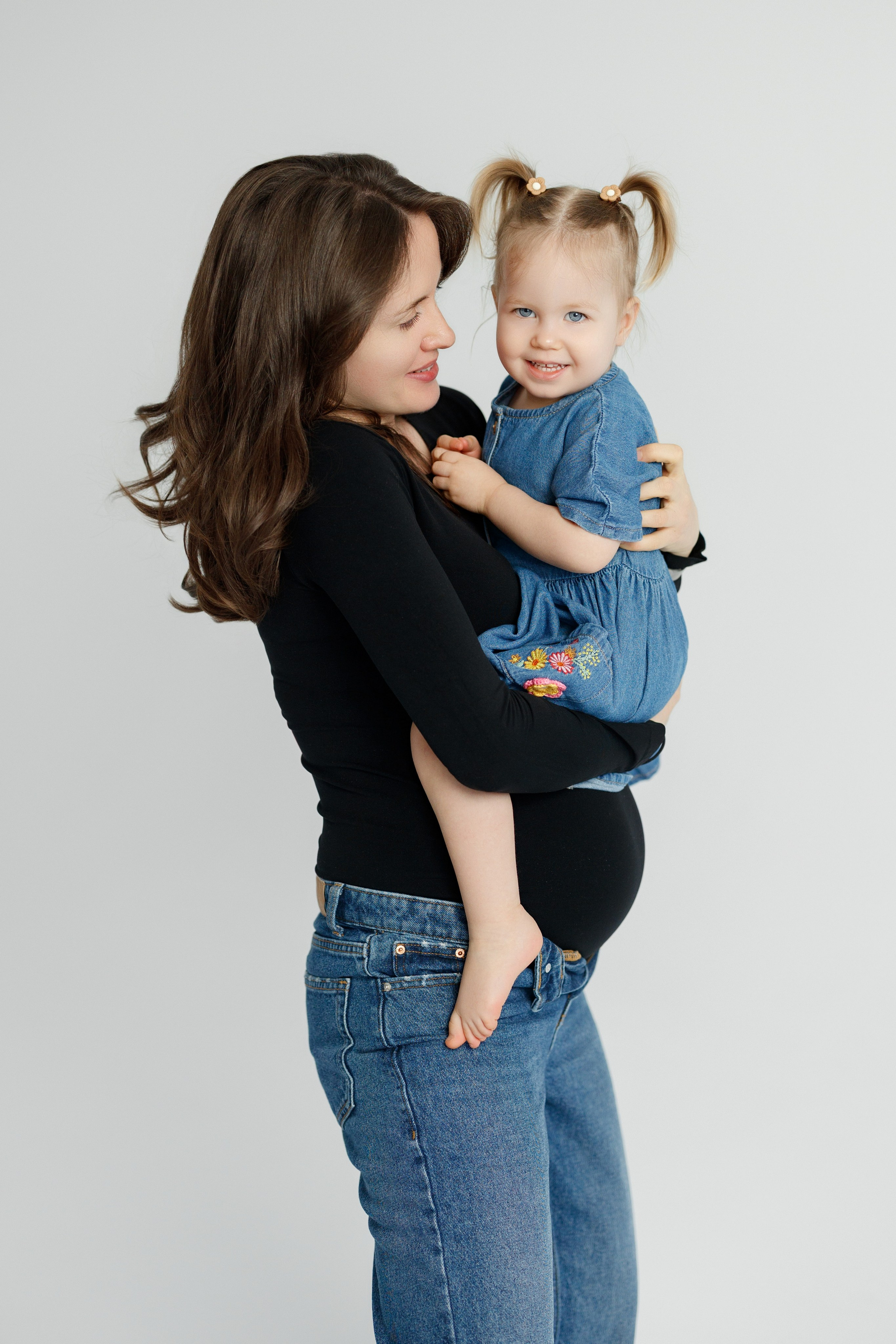 Ședință Foto de Familie — Stil Minimalist pe Fundal Alb. Scarlat Photography