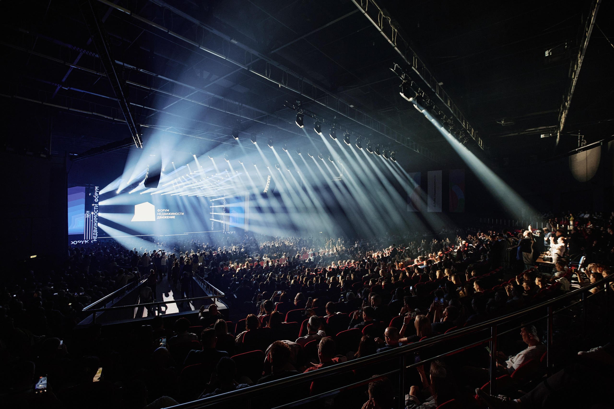 Линейный массив и сценический свет на мероприятии в Сочи