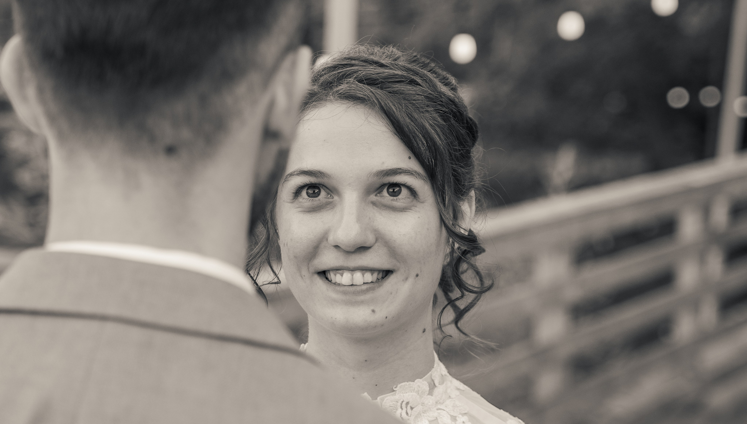 Portret de nuntă alb-negru, mireasă privind cu dragoste către mire, prim-plan emoționant, incadru.ro.