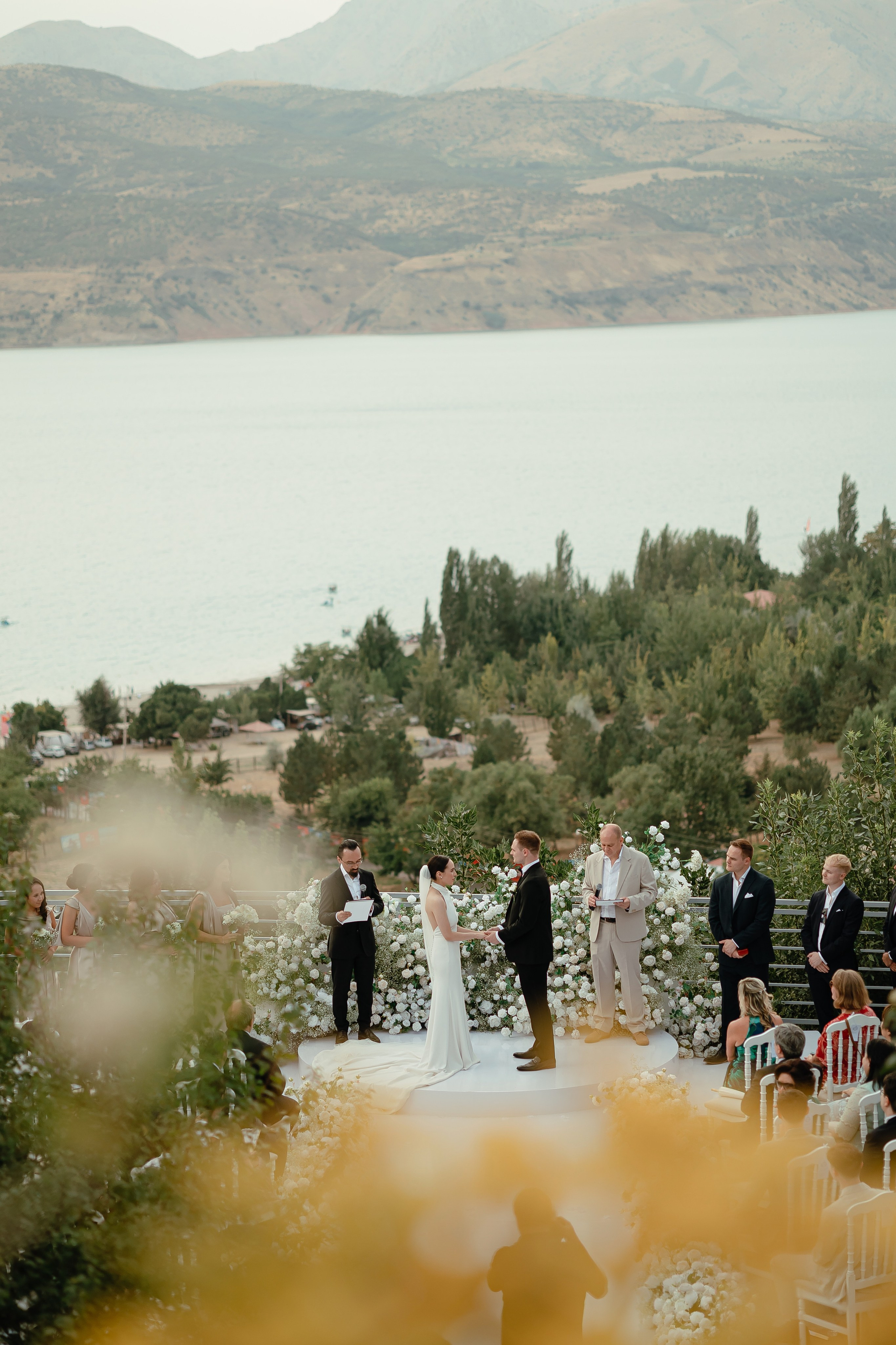 Thomas & Suyumbika. Главная