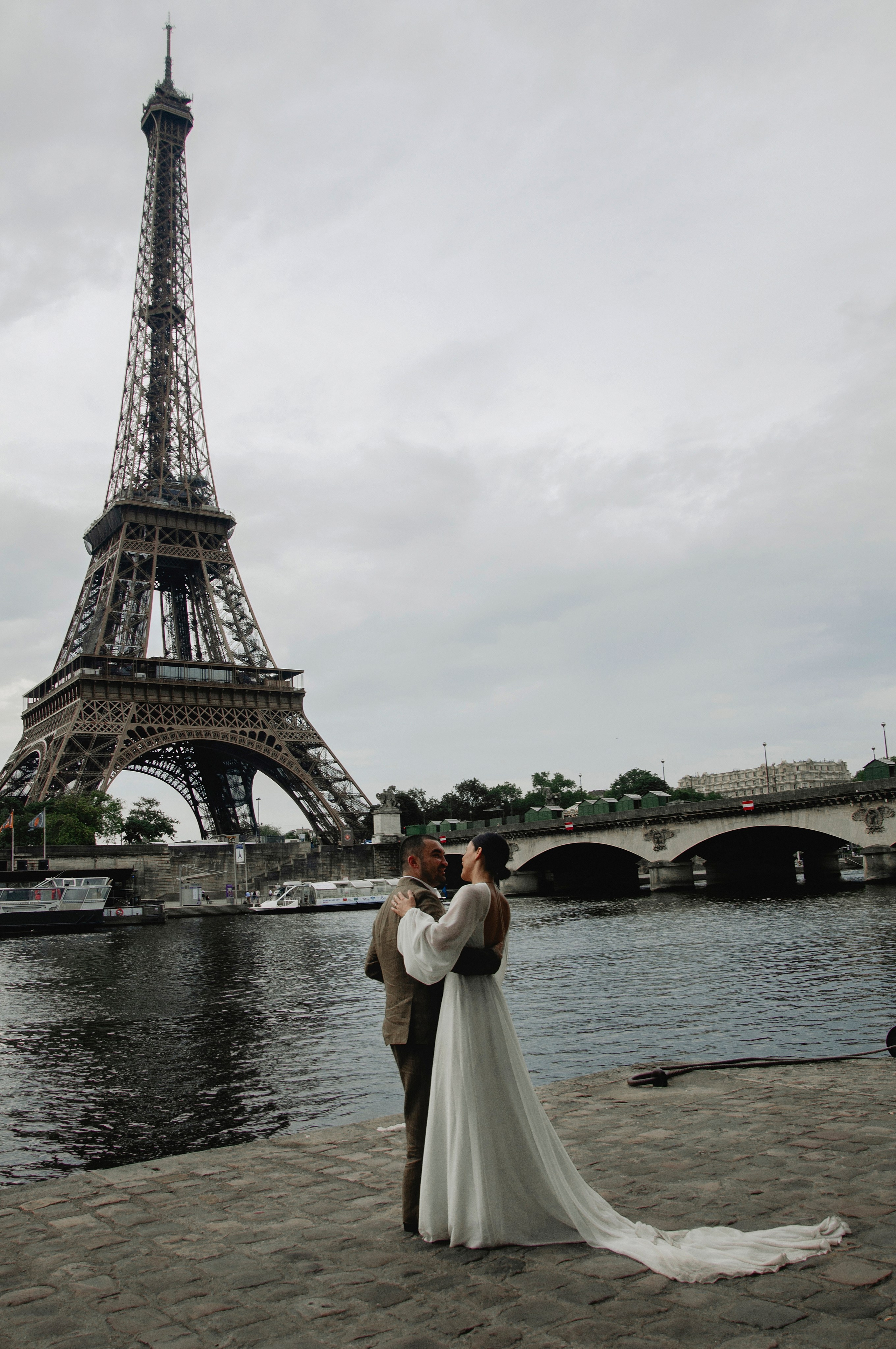 Wedding photoshoot at the Eiffel Tower. Paris photographer — Polina Osipova
