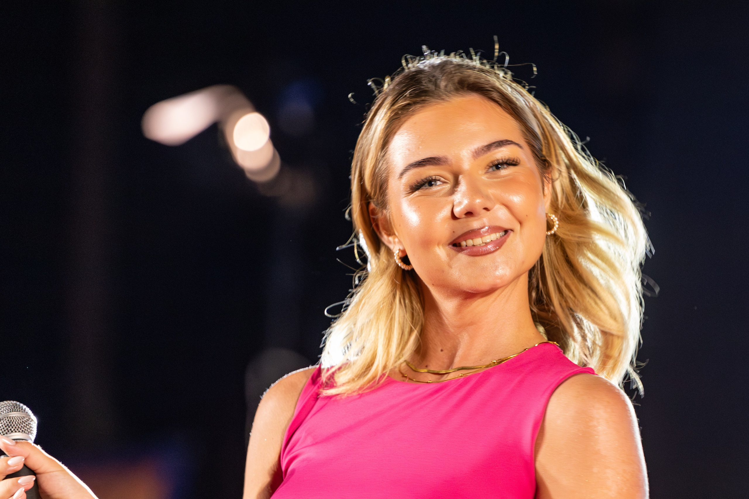 Fotografije takmičenja pjevača amatera na festivalu Tarčinske ljetne večeri u organizaciji KUD-a Ivan Planina, prikazuju nastupe učesnika na pozornici, scensku rasvjetu i atmosferu festivala.