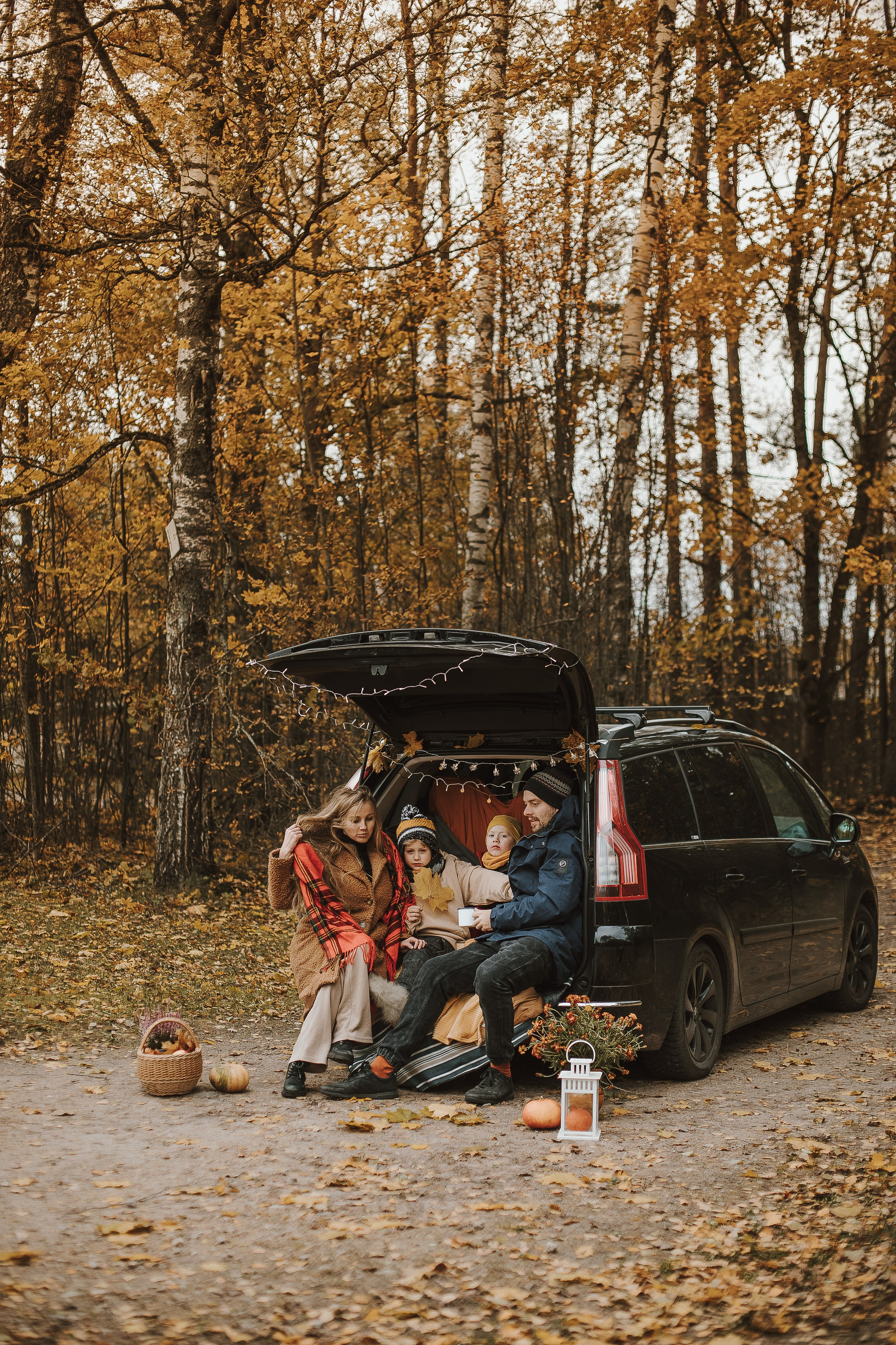 Rudens fotosesija ar mašīnu. Fotogrāfs Rīgā — Katerina Gordik
