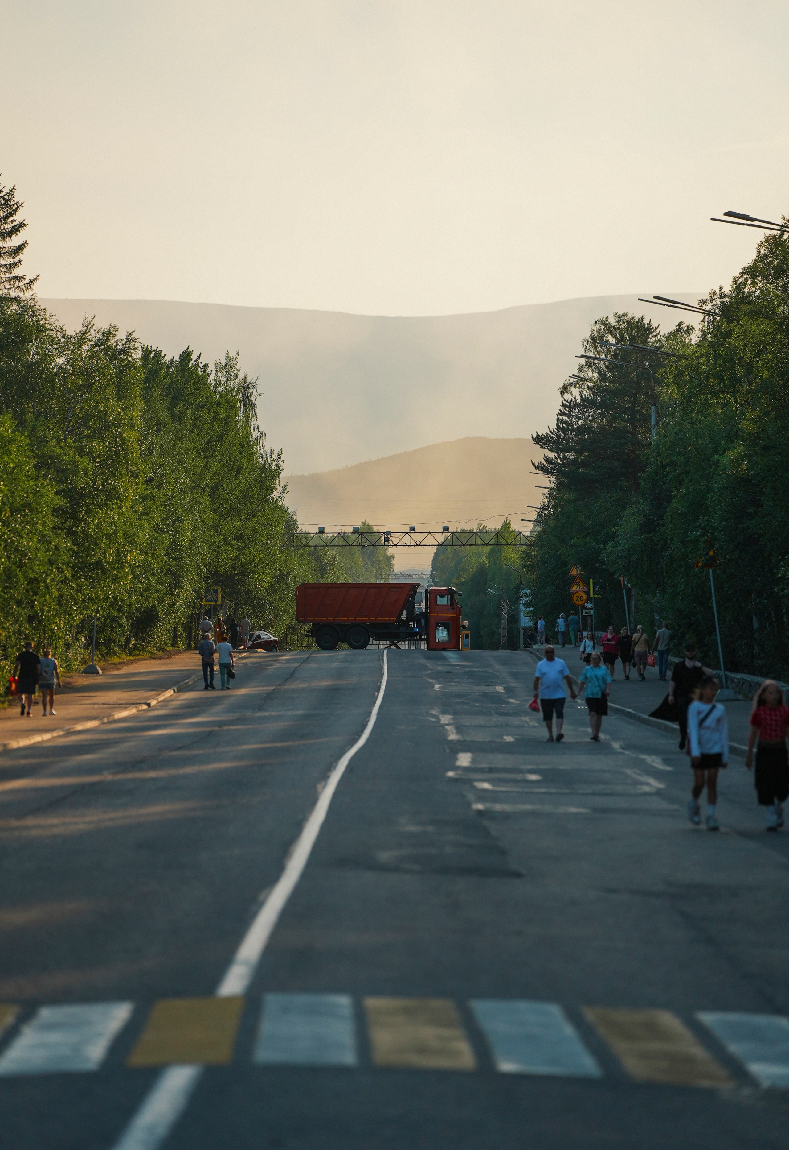 2025. Стрит-фотография, полная абсурда, идиотизма и красоты