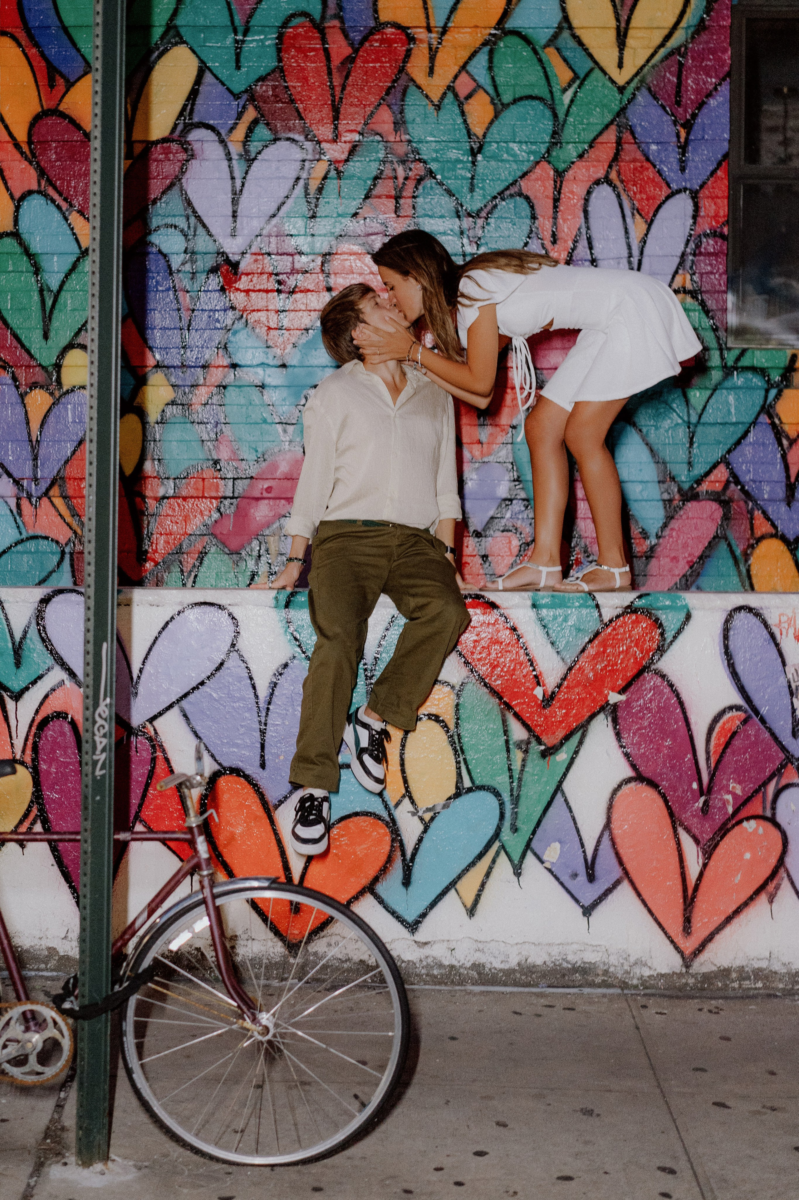 Couple in the night city. Videographer and photographer in New York // MAKAROV.VIDEO