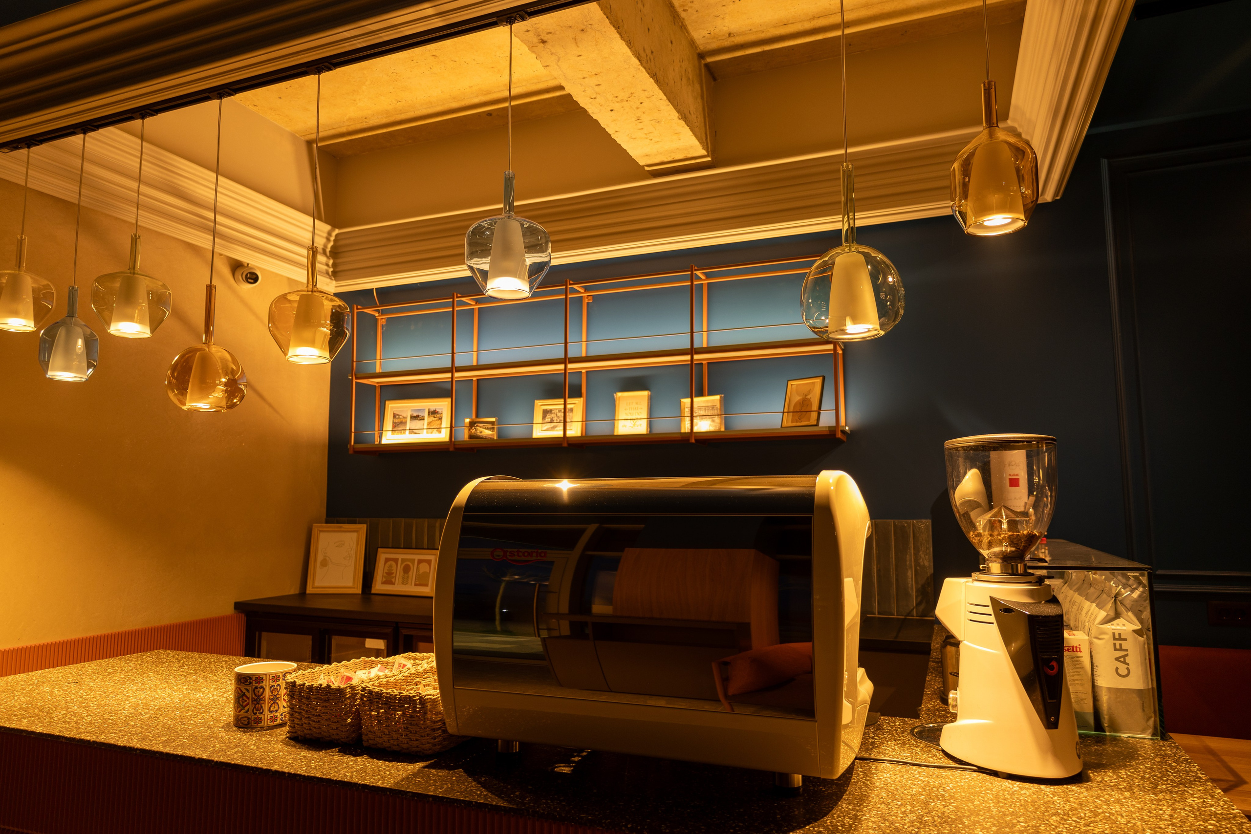 Cafenea “Monte Carlo” Buhuși. Fotograf. Lucrez cu oameni, produse și spații. Portret și fotografie creativă. Bacău, România. Lidia Savinoiu