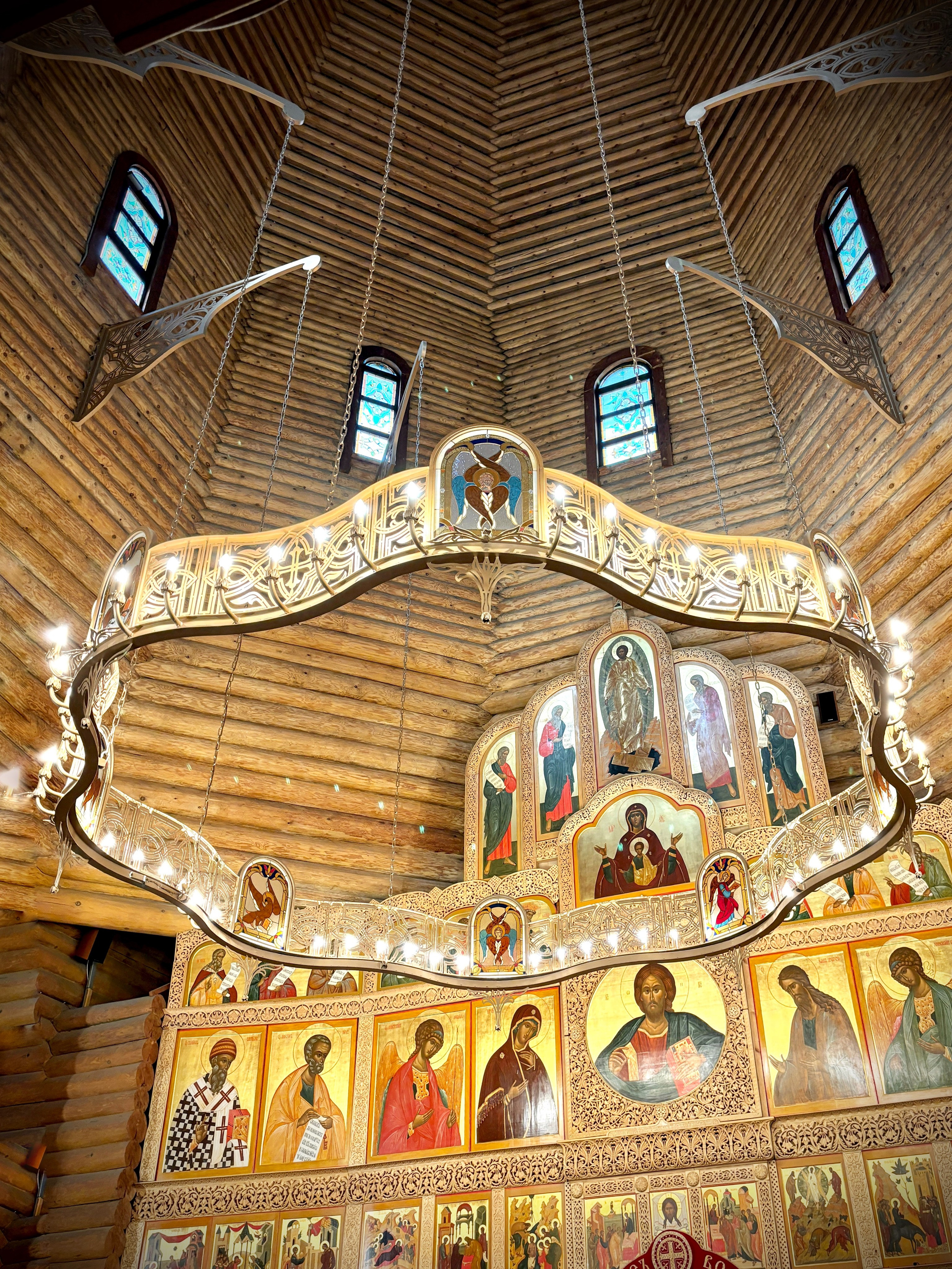 Хорос для храма Святой Троицы Прихода в честь Всех Святых в городе Минске Минской Епархии Белорусской Православной Церкви. 2022-2023. Сталь, худож. ковка, лазерная резка, сварка, витражи Анна Авгуль Магия витража.