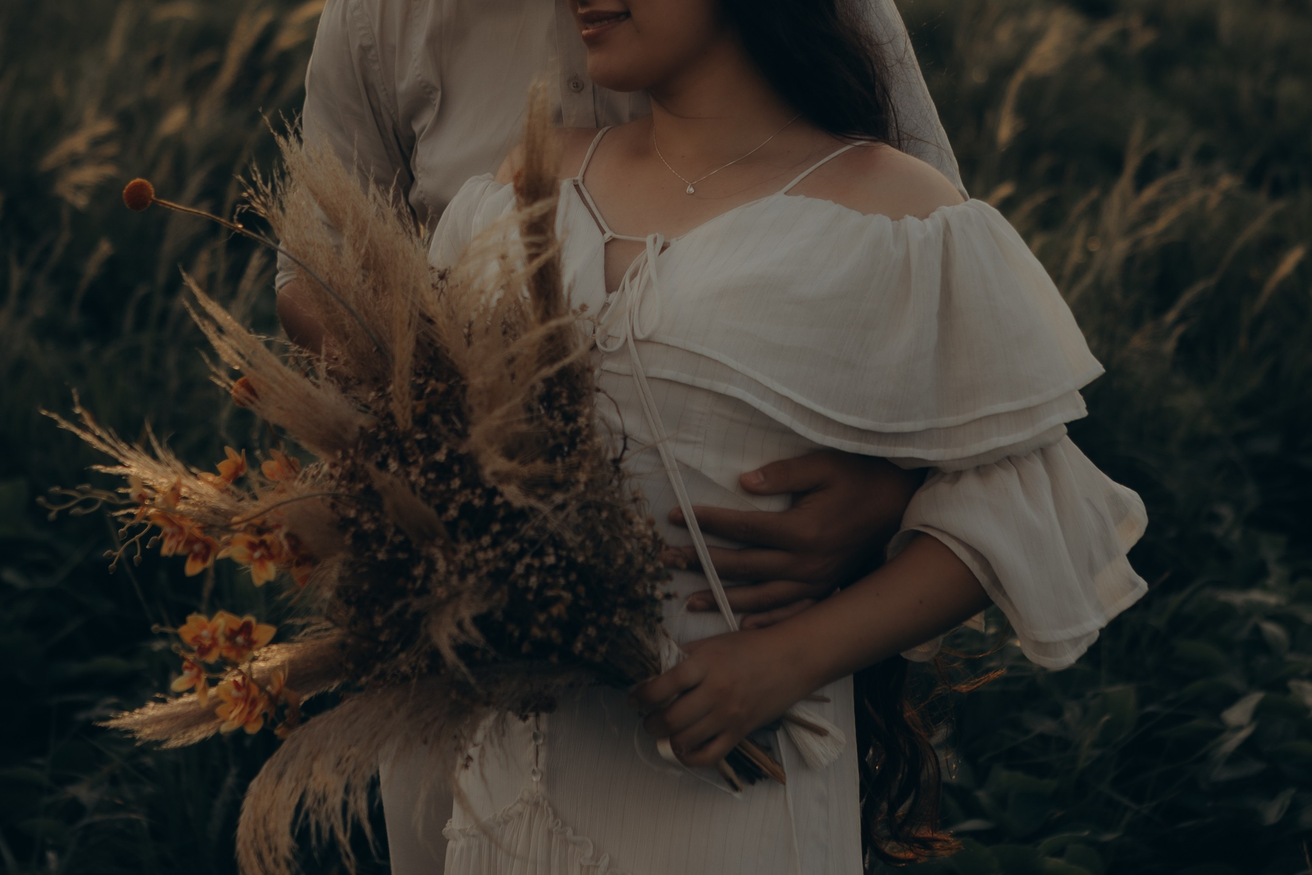 Casal abraçado em ensaio externo em Sorocaba