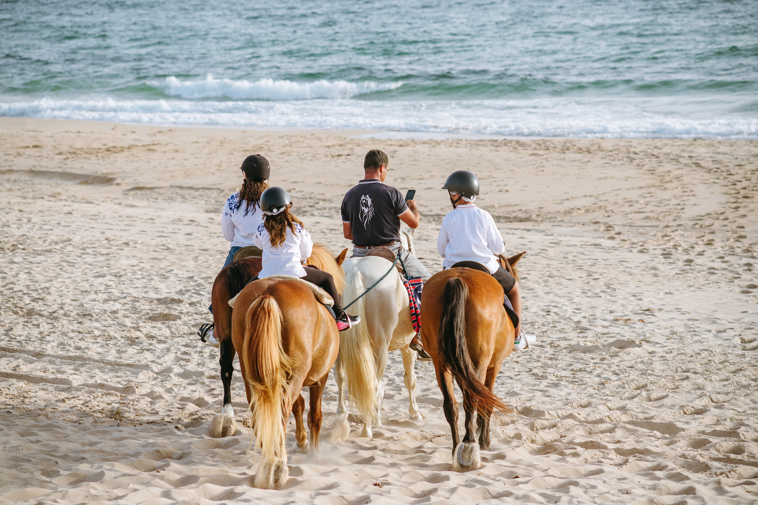 Marlene & Tiago com filhos. Passeios a Cavalo na Praia Peniche | Eco Salgados Agroturismo