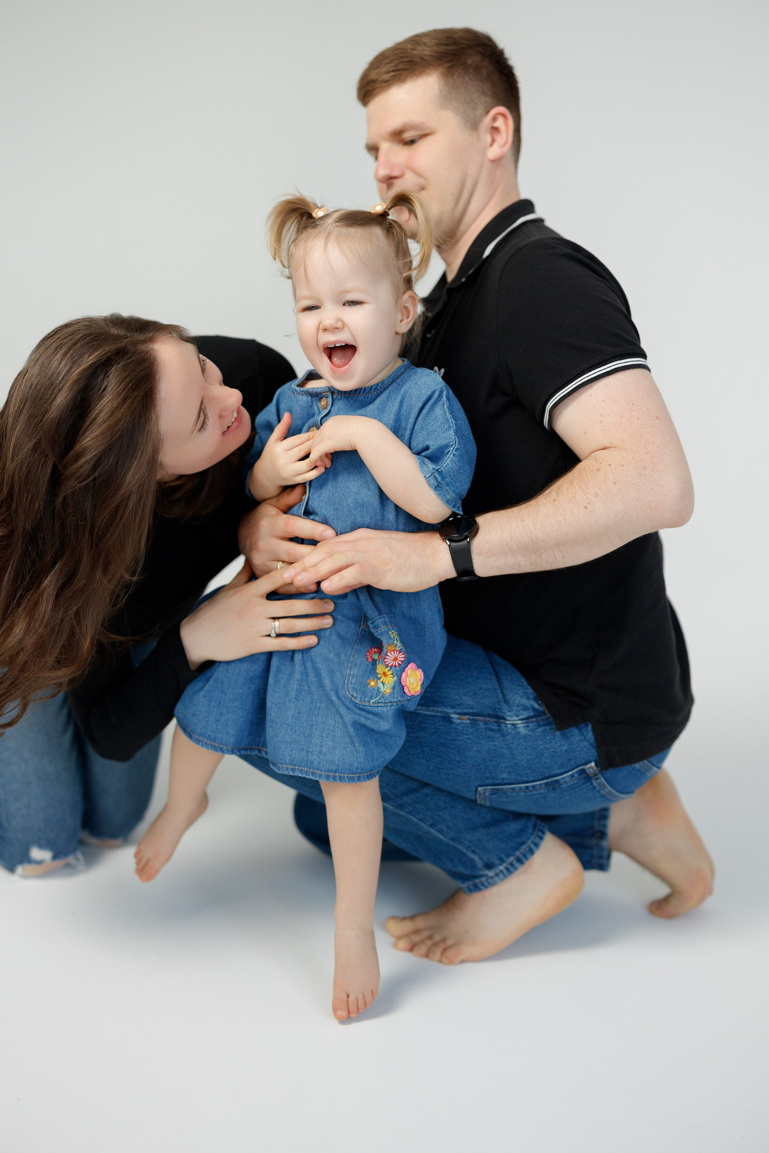 Ședință Foto de Familie — Stil Minimalist pe Fundal Alb. Scarlat Photography