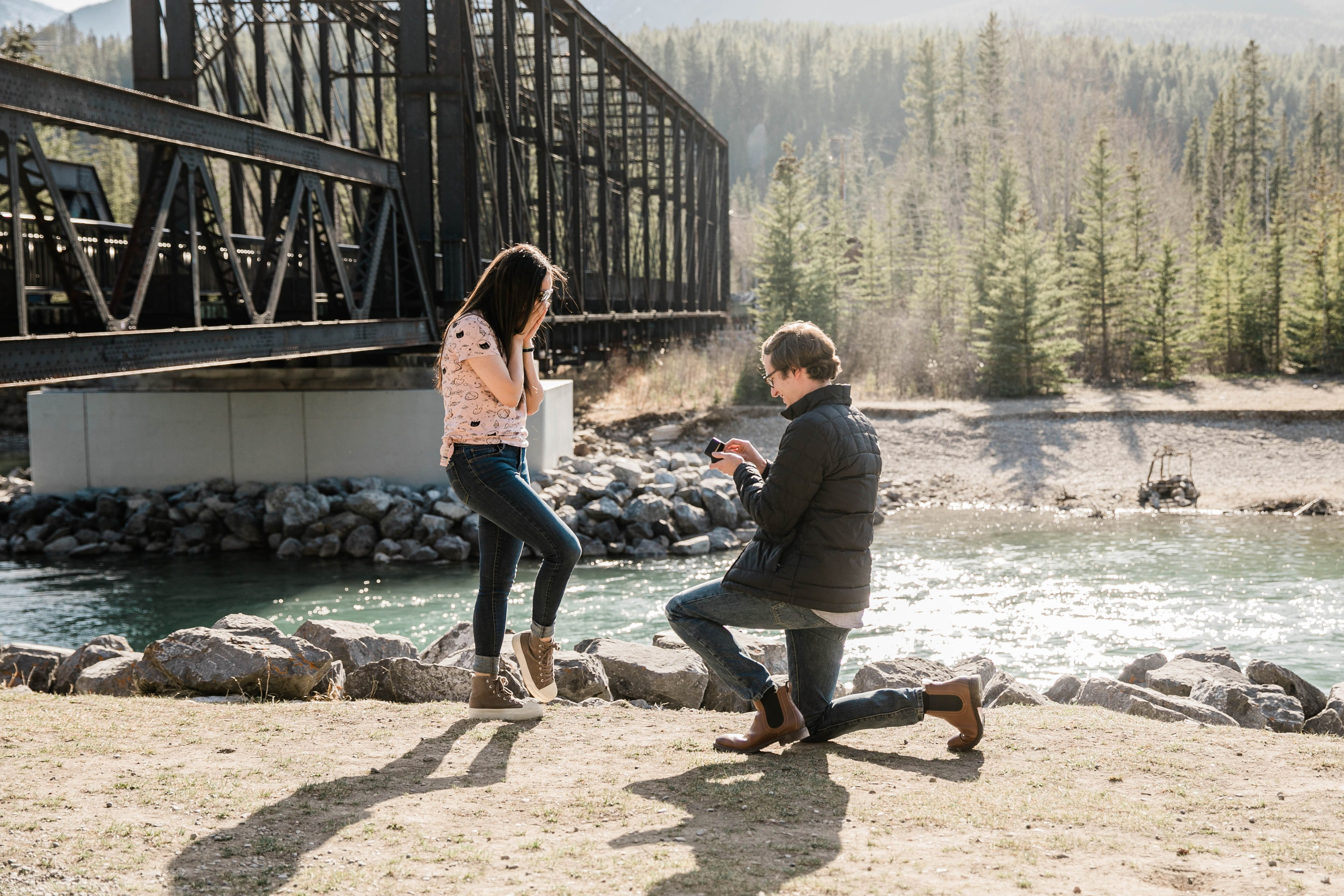 Mabel — Canmore Engagement. Fotografía accesible en Calgary