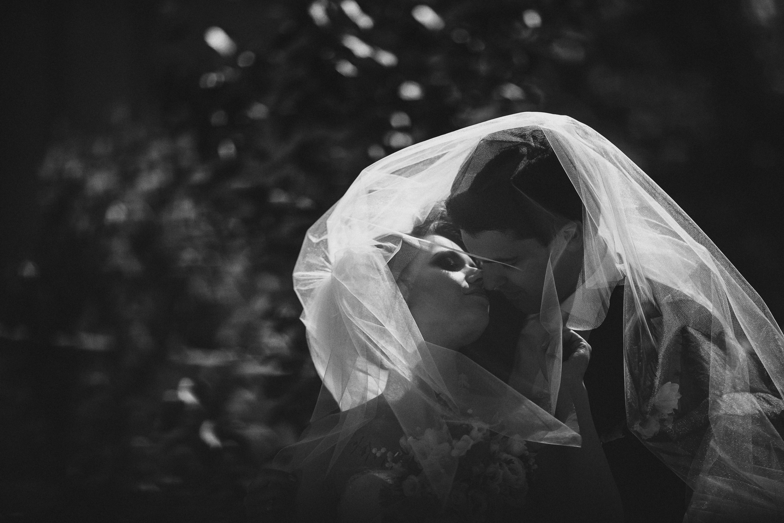 Фотограф в Ирландии чёрно-белая день прогулка жених невеста накрыты фата нежность свадьба