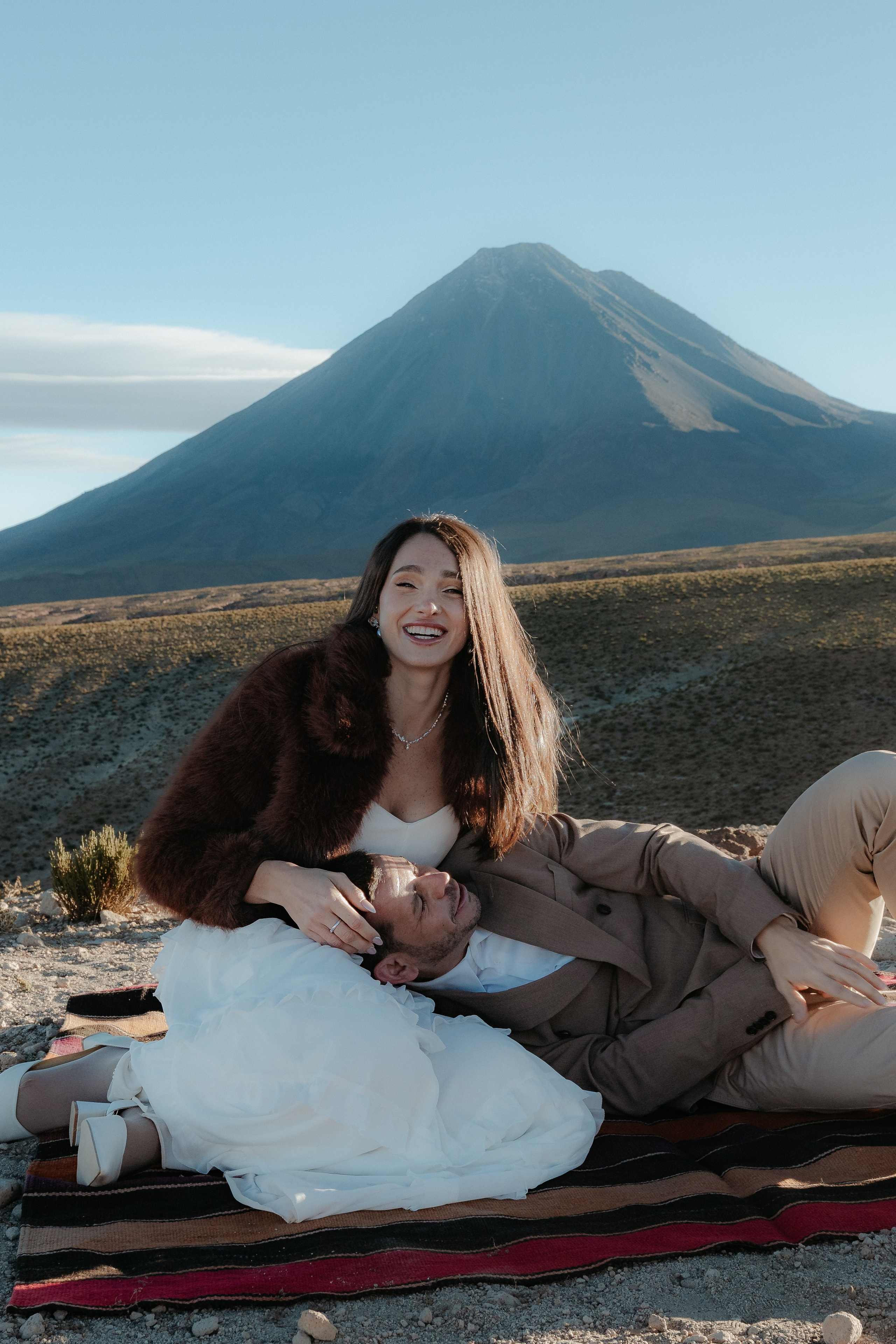 Pre-wedding no mirante do vulcão Licancabur. Photographer in San Pedro de Atacama