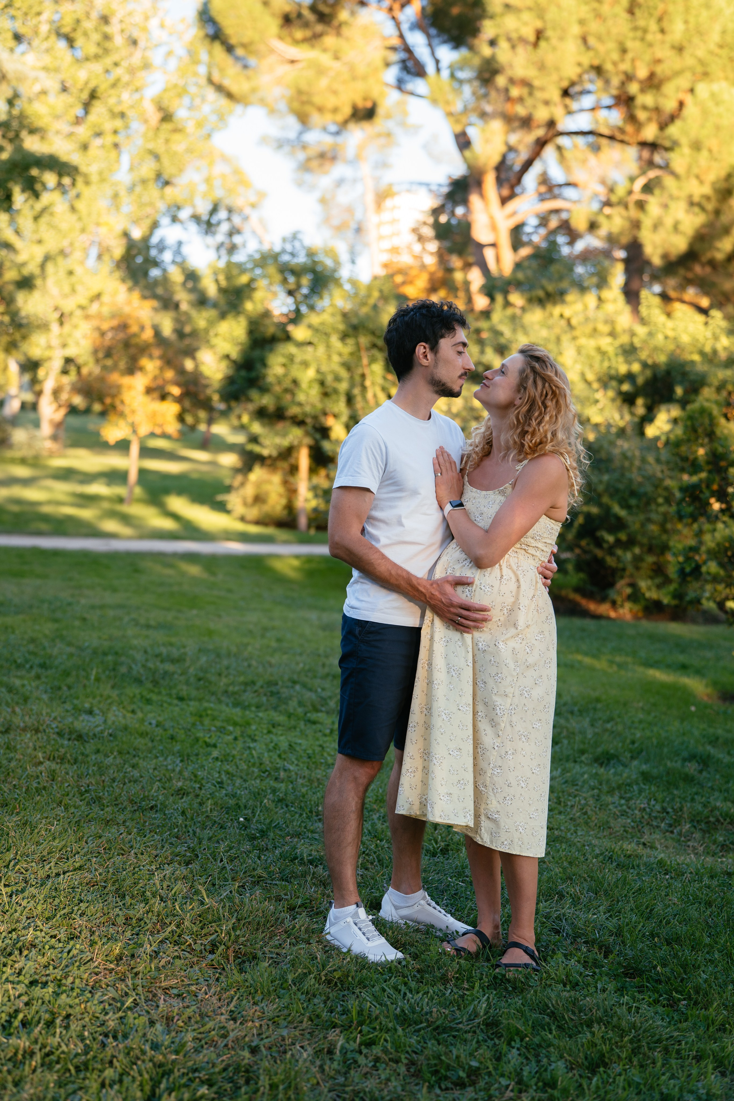 Candid pregnancy photoshoot in the park. Photographer in Madrid, Spain. Alyona Belyaninova