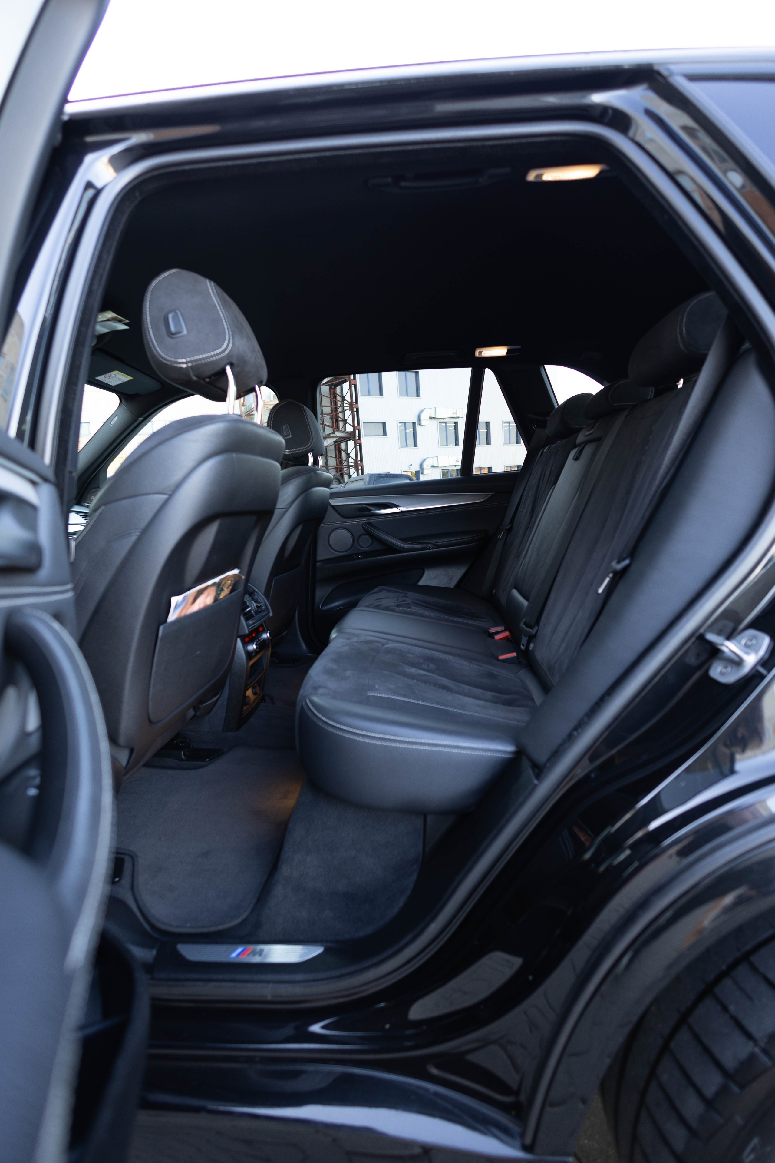 Задние сиденья автомобиля, вид изнутри