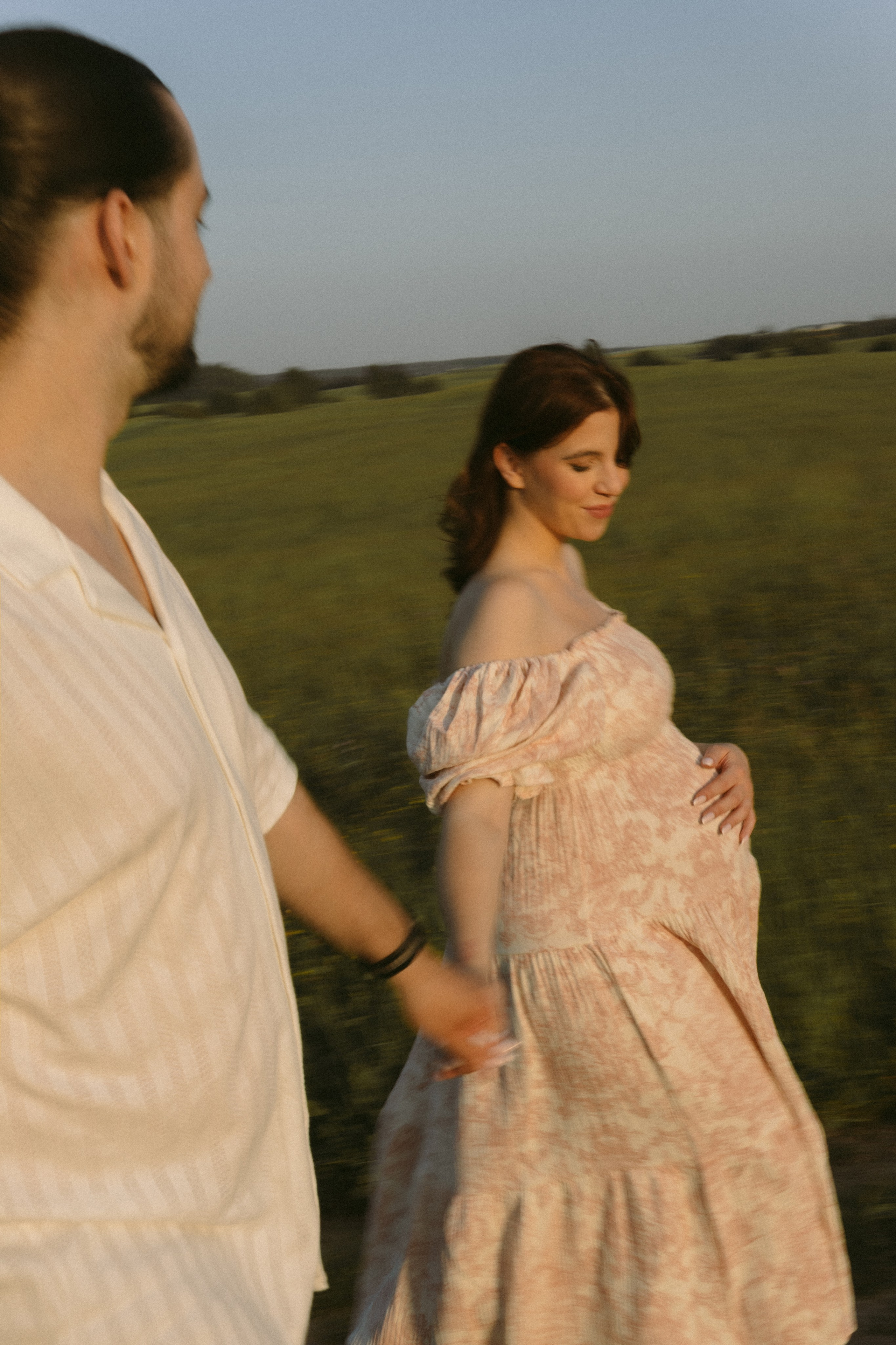 Lera & Maksim | laukimo fotosesija pievoje saulei besileidžiant. Vestuvių ir šeimų fotografė Lena Bondarenko / belove photo