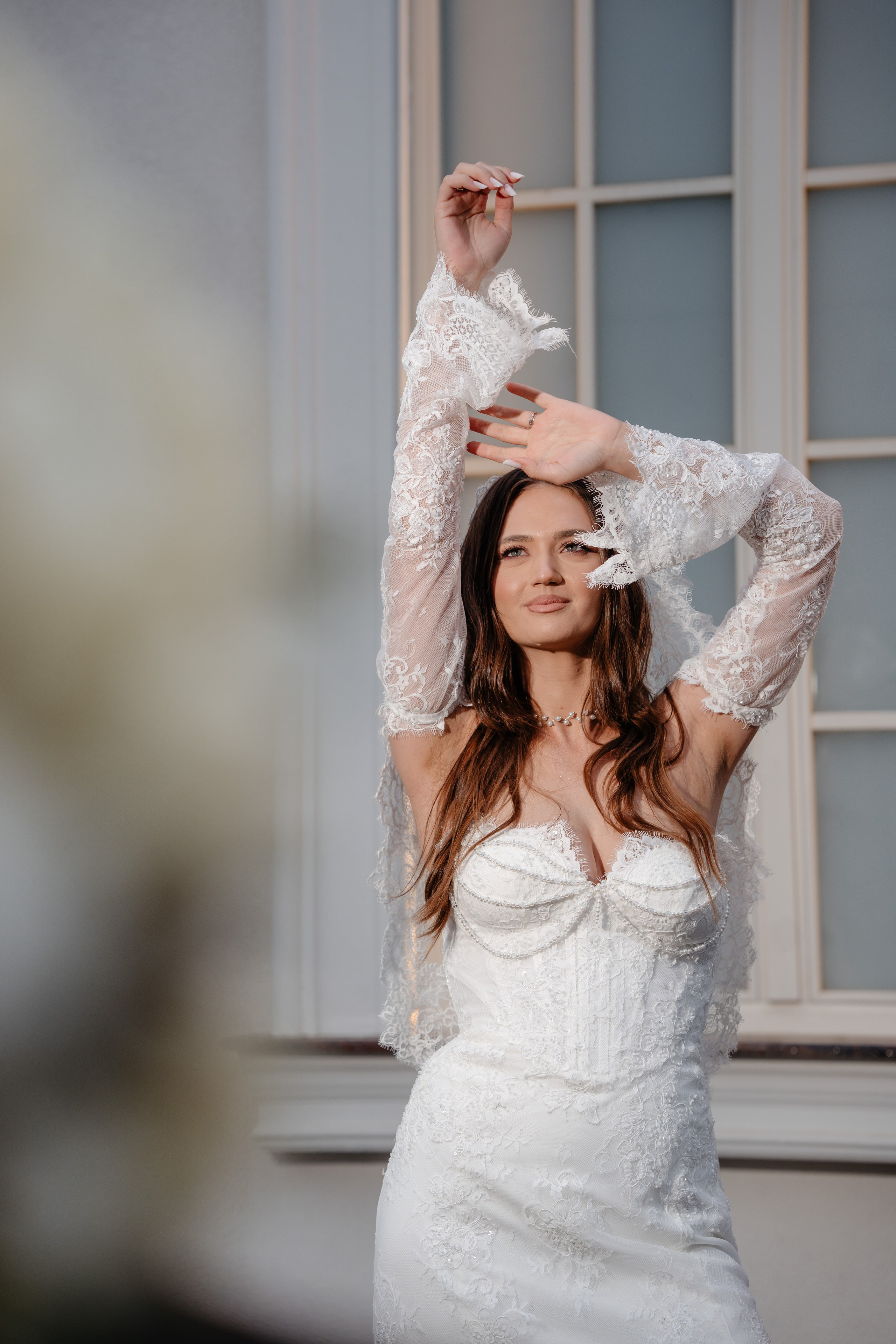 Mireasa Roxana într-o ipostază artistică, punând în valoare detaliile rochiei și voalul lung din dantelă.