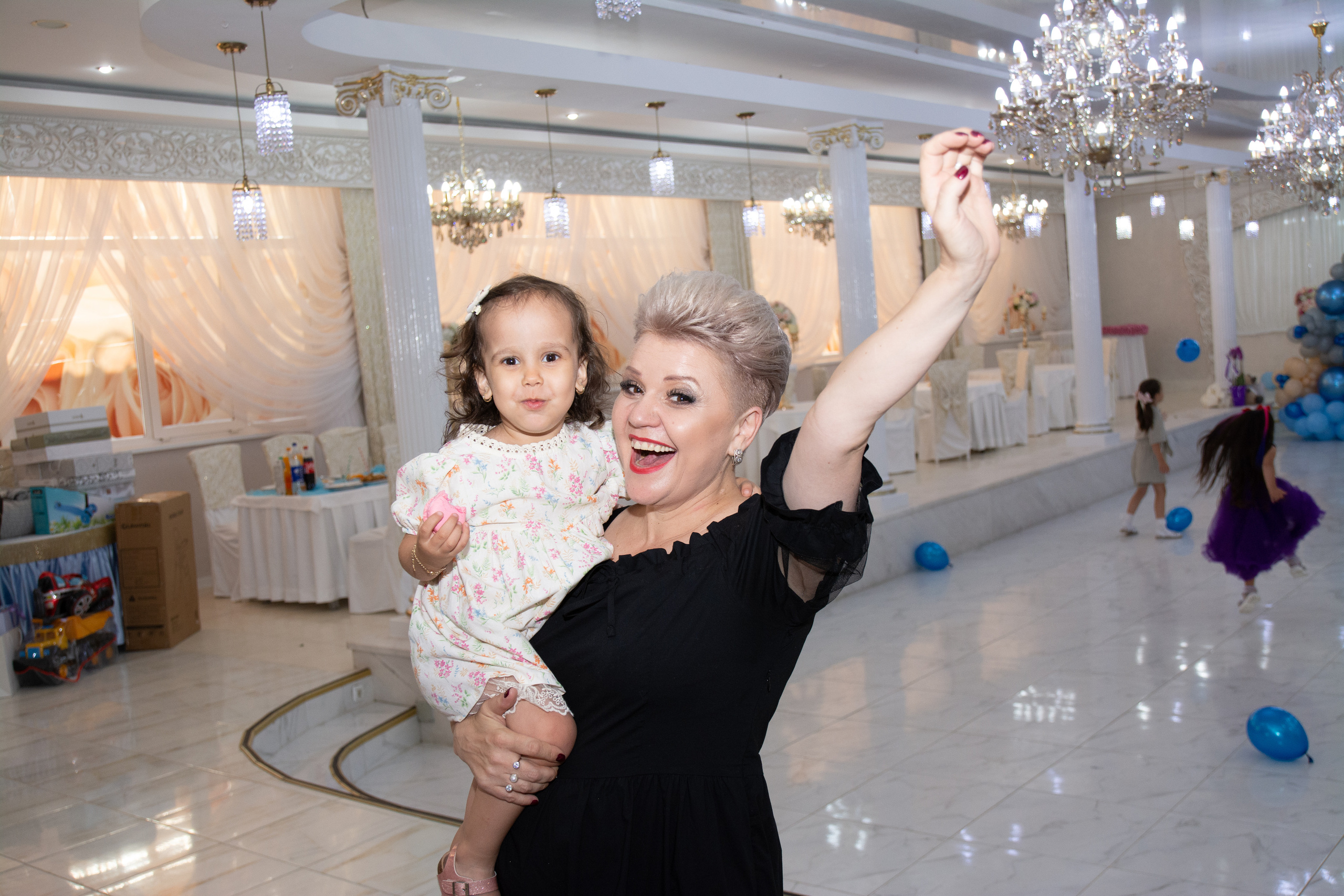 Праздники / семейные фото / свадьбы / свадебные фотосеты / репортажная съёмка