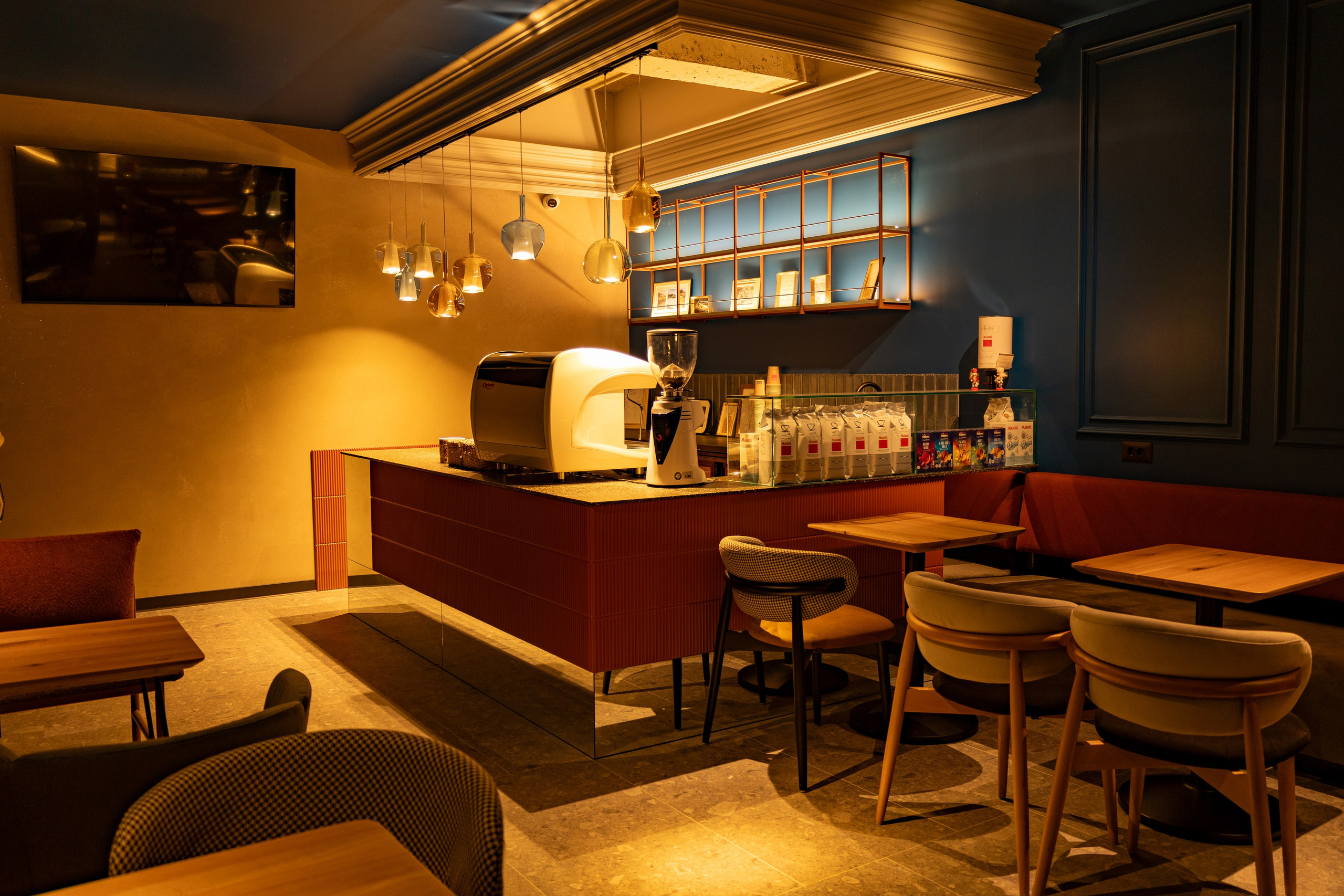 Cafenea “Monte Carlo” Buhuși. Fotograf. Lucrez cu oameni, produse și spații. Portret și fotografie creativă. Bacău, România. Lidia Savinoiu