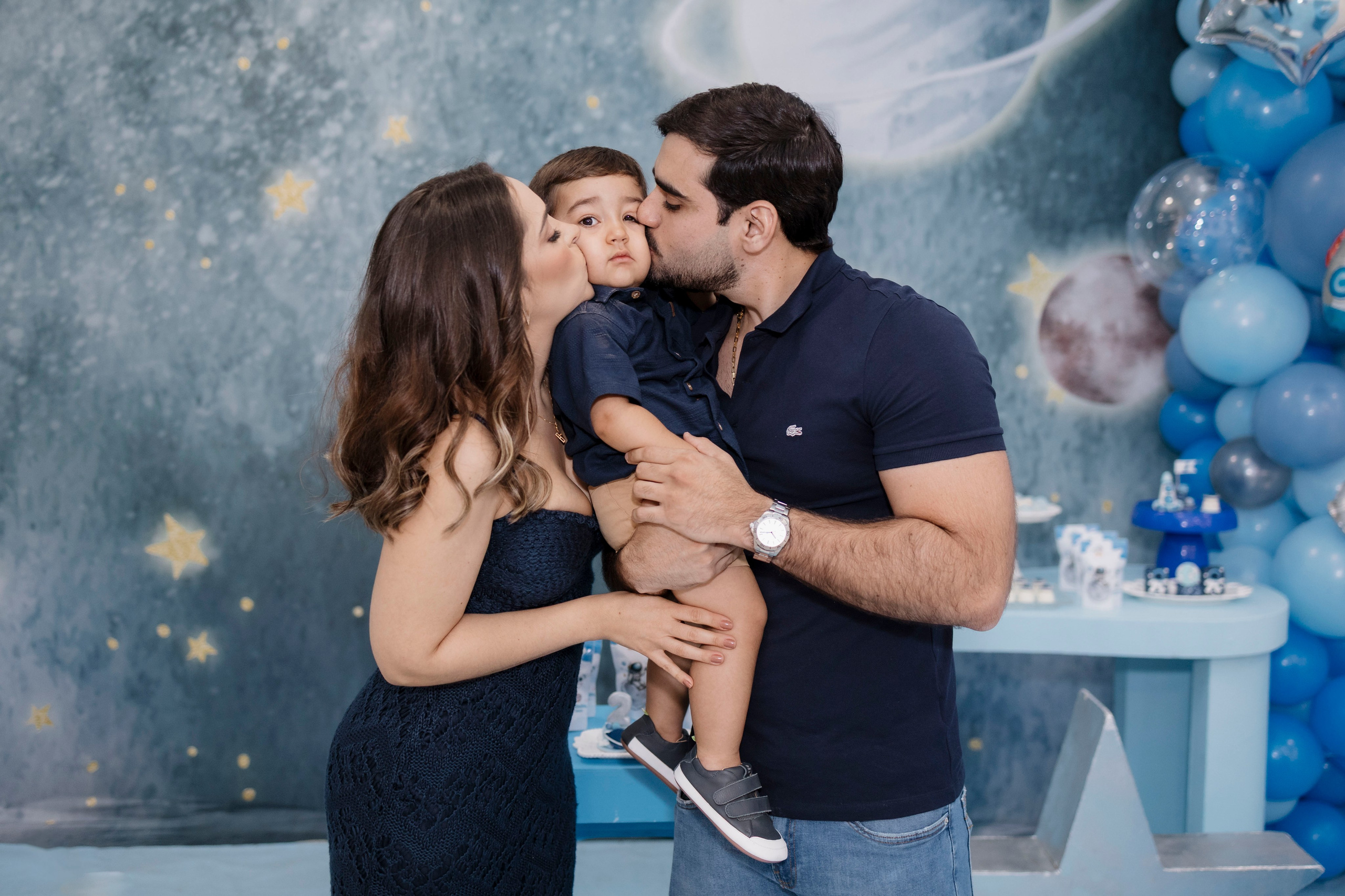 Joaquim no colo da família durante a festa de 2 anos