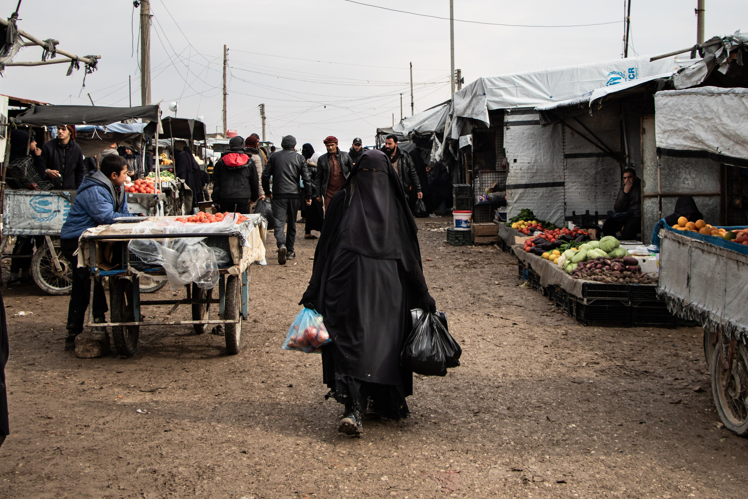 Une femme fait ses emplettes dans le camps Al-Hol, prisonniers de Daesh, dans le Rojava Kurdistan Syrien.