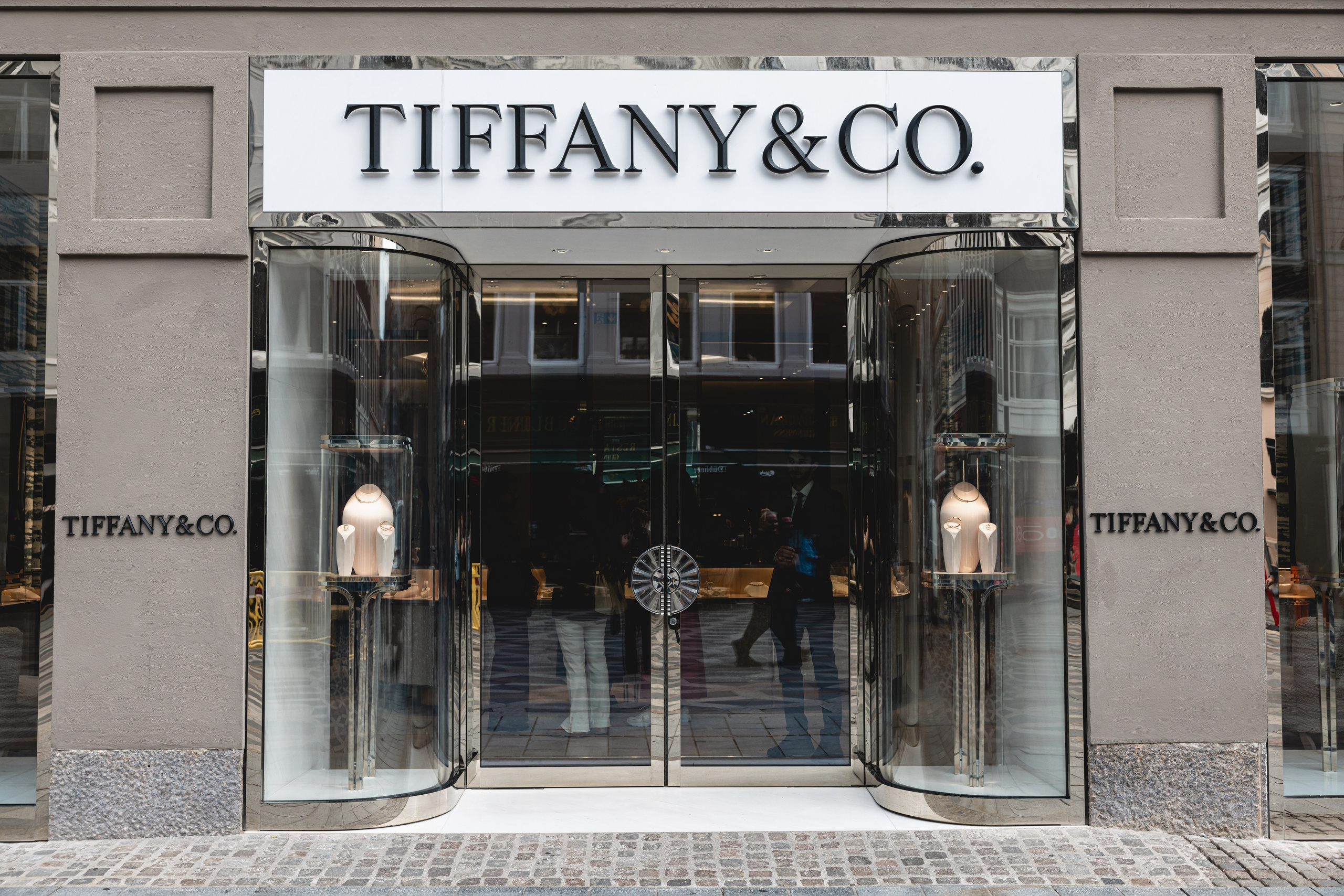 Tiffany. Professional wedding photographer in Copenhagen, Denmark — Julia Byron