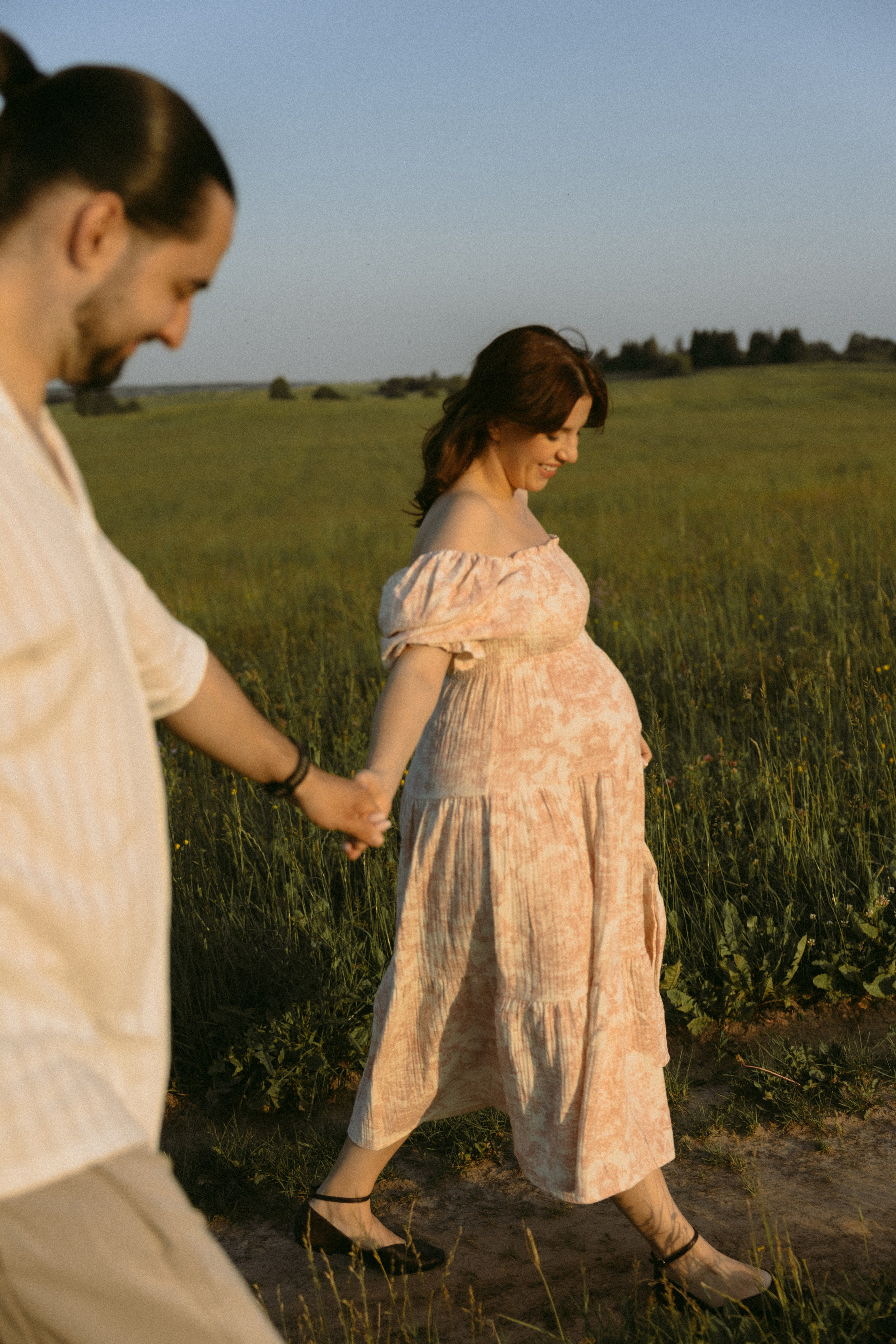 Lera & Maksim | laukimo fotosesija pievoje saulei besileidžiant. Vestuvių ir šeimų fotografė Lena Bondarenko / belove photo